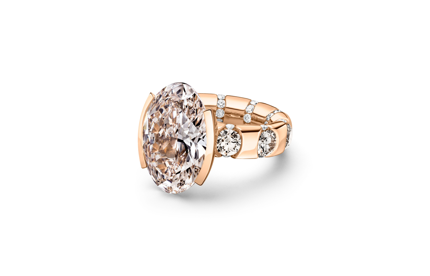  A side view of the Schaffrath Paradoxal ring in 18k rose gold with an oval-shaped fancy pink diamond centre stone, surrounded by colourless round brilliant-cut diamonds 