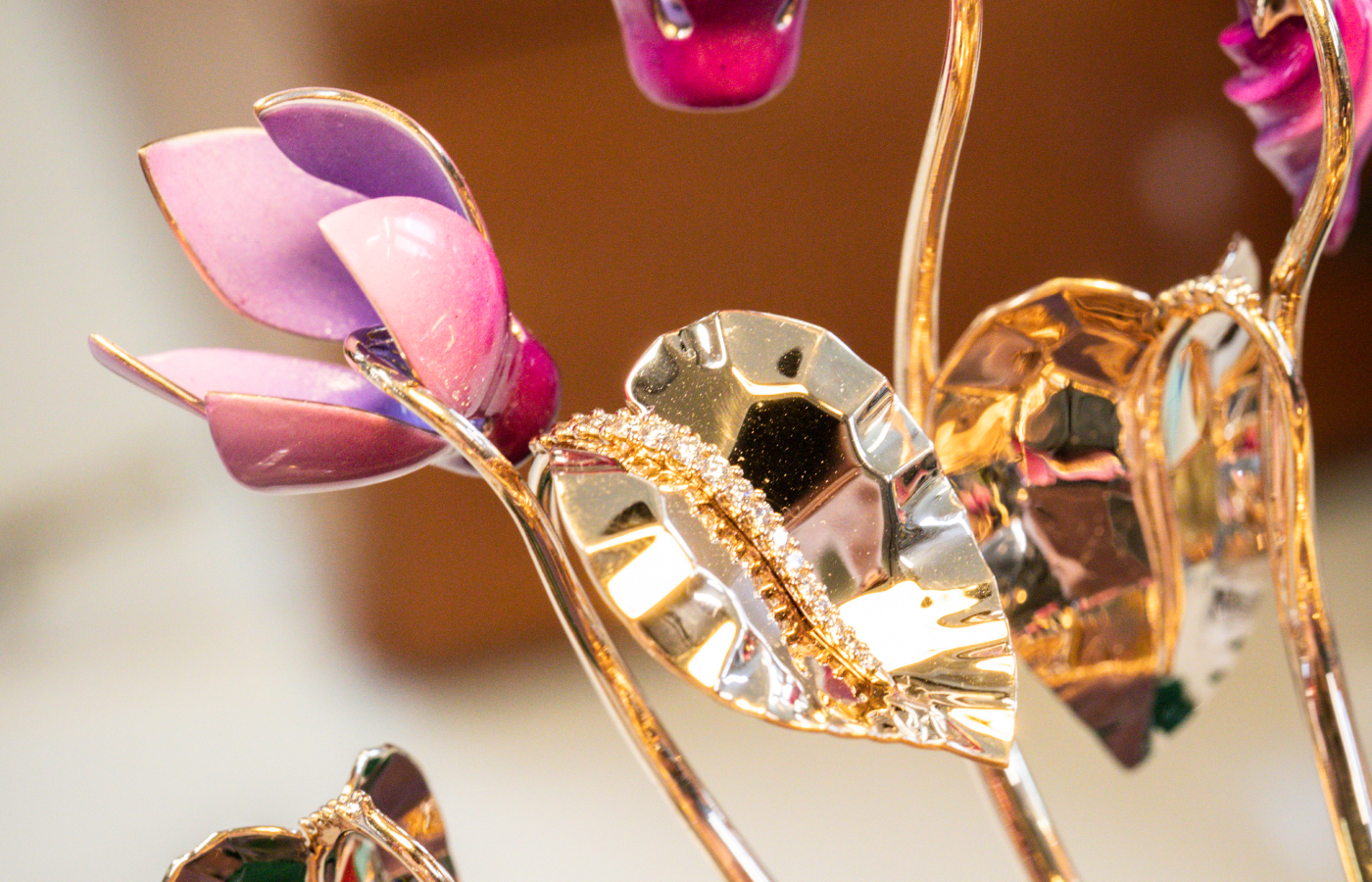  A closer look at the Cyclamen floral details in the Van Cleef & Arpels Lady Arpels Éveil du Cyclamen automaton, crafted in rose gold, yellow gold, lacquer and diamonds 