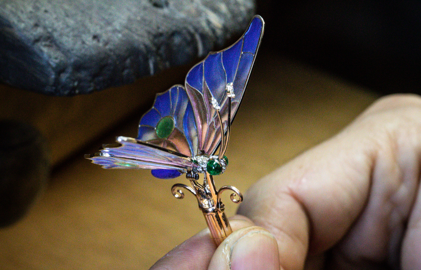  The Van Cleef & Arpels Lady Arpels Éveil du Cyclamen automaton features butterflies crafted in white gold with emeralds, diamonds, lapis lazuli, and plique-à-jour enamel 
