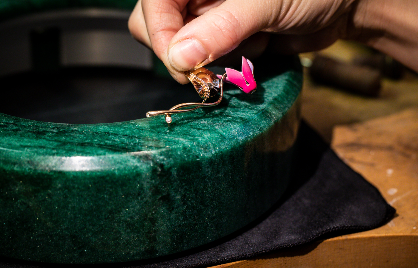  The Van Cleef & Arpels Lady Arpels Éveil du Cyclamen automaton contrasts pink lacquered petals and rose gold floral details with a deep green aventurine base