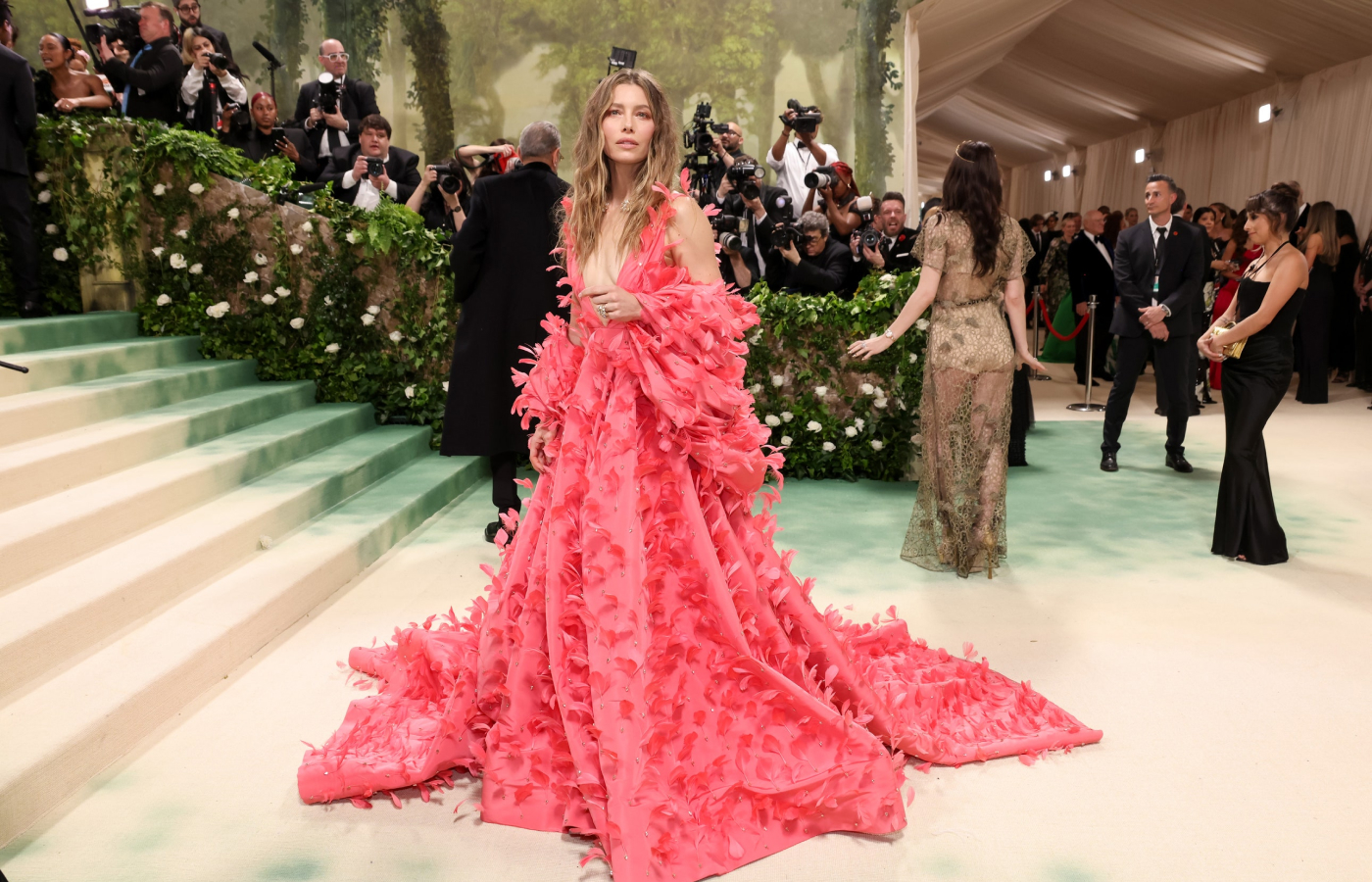 Jessica Biel attends the Met Gala 2024 wearing a necklace and earrings from the Cartier Grain de Café collection
