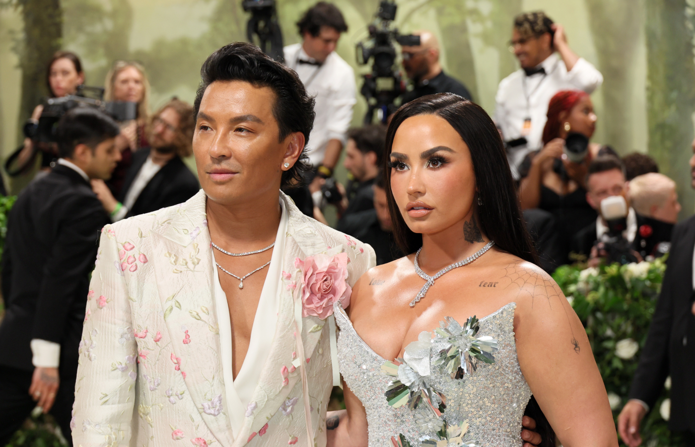  Prabal Gurung and Demi Lovato wear diamond jewels by De Beers to the Met Gala 2024 
