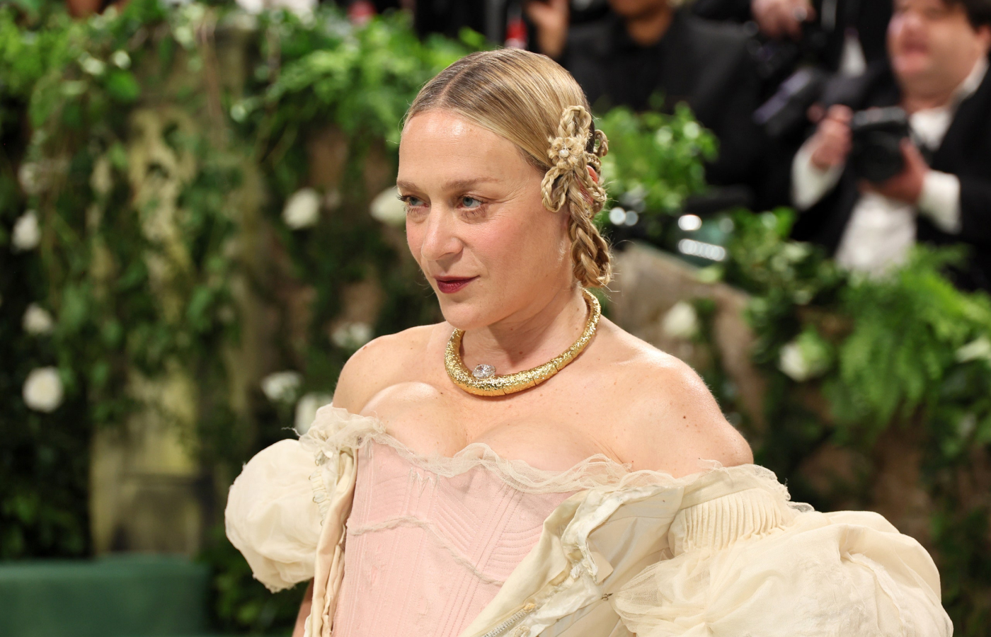  Chloë Sevigny chose the Ana Khouri Raw necklace with a 21-carat diamond in 18k yellow gold for the Met Gala 2024
