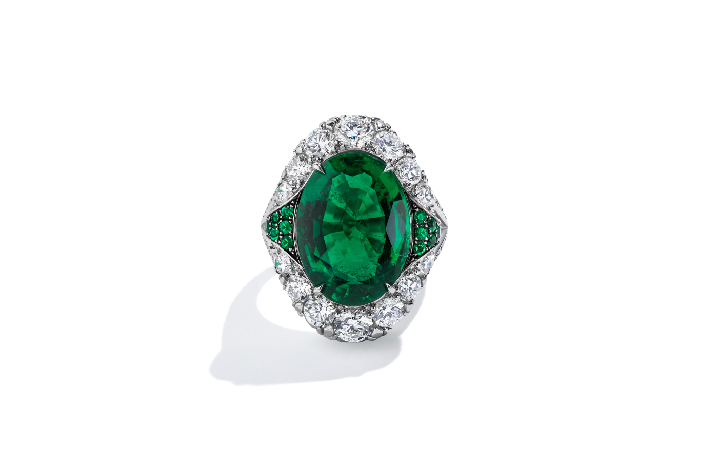  BAYCO ring in platnium, a 7.63-ct emerald, emerald pavé and diamond