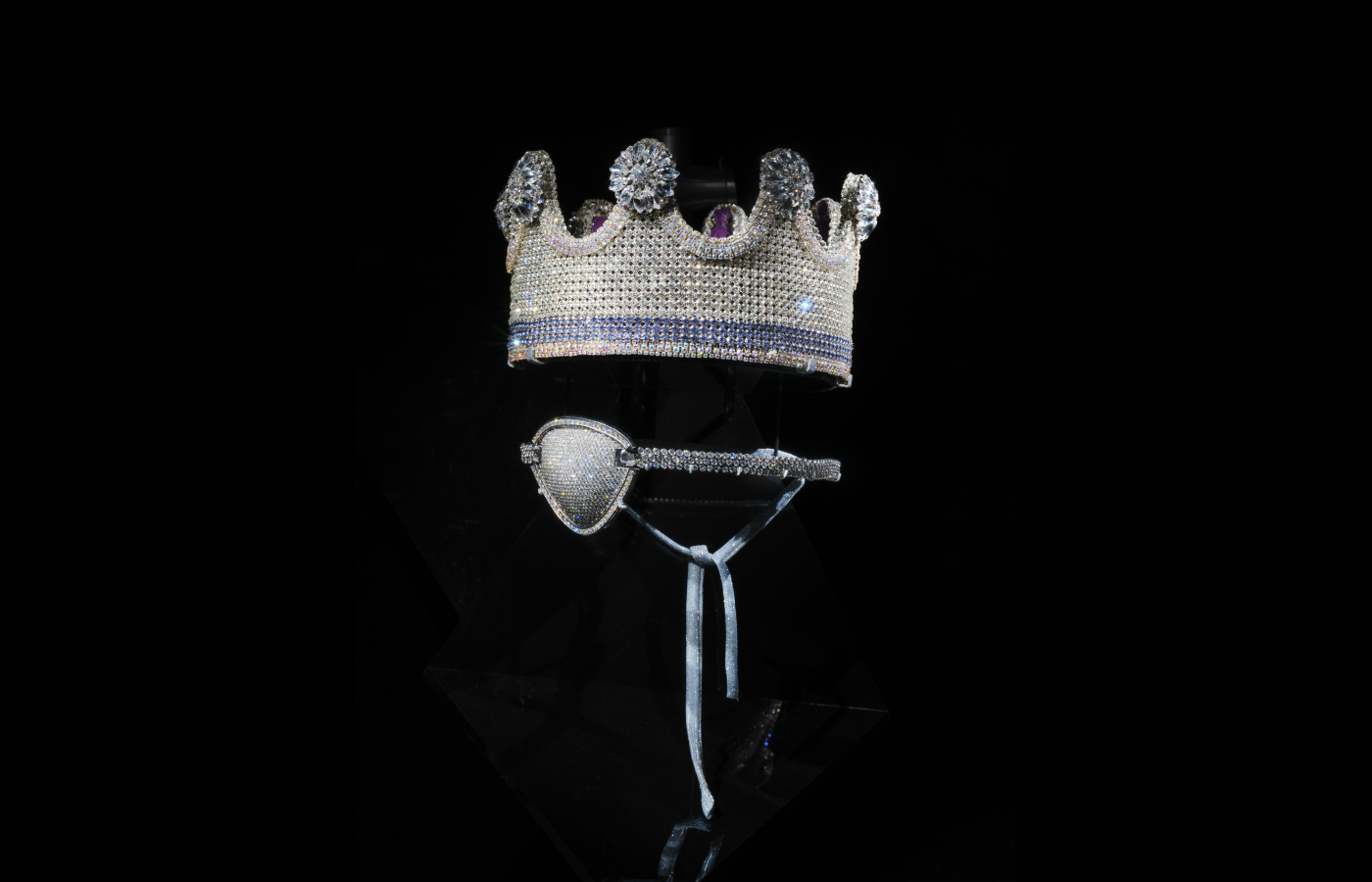 Crown designed by Slick Rick and created by Tanya Jones of Lucki Crowns. The matching platinum and diamond eye patch was designed for the artist by Jacob & Co. in 2012, with refinements by Avianne & Co in 2023. Alvaro Keding/© AMNH