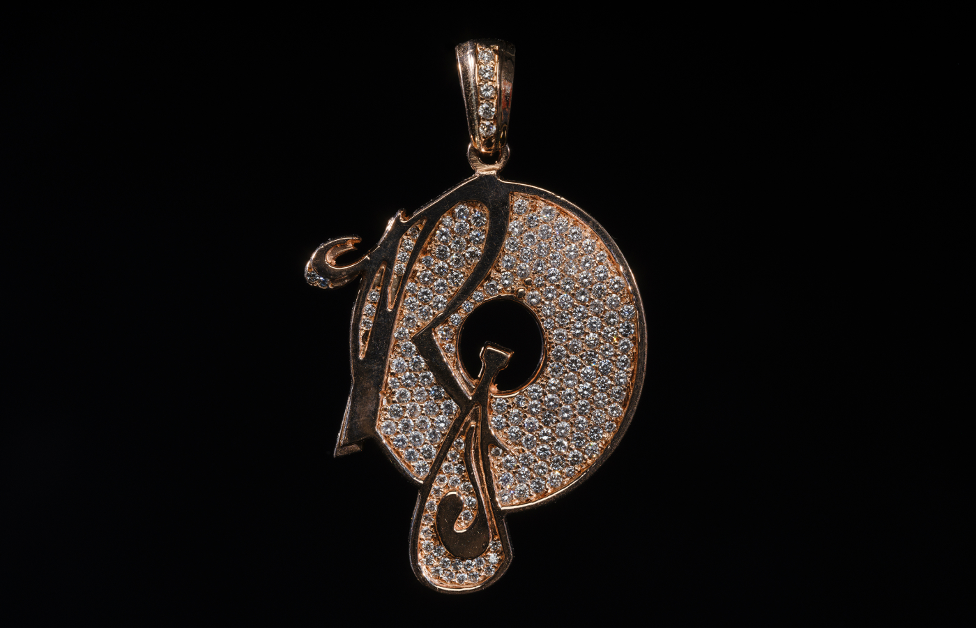  This chain from Roc-A-Fella Records, the label founded by Jay-Z, Damon “Dame” Dash, and Kareem “Biggs” Burke, features a diamond-encrusted vinyl record with a bottle of champagne and a cursive “R,” and is among the most coveted of label chains. Alvaro Keding/© AMNH