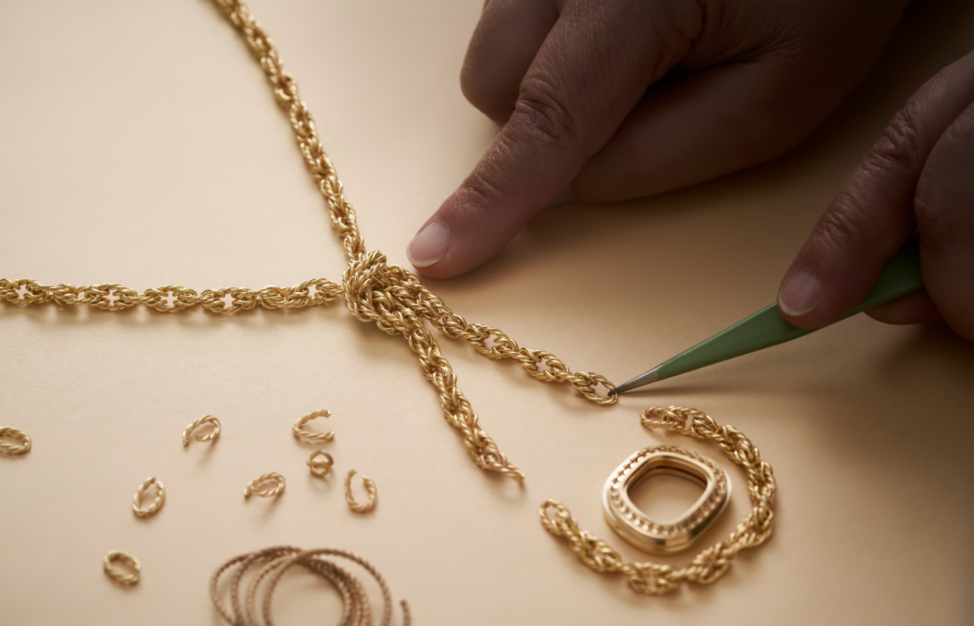  Making of the Piaget Swinging Sautoir watch in pink gold, yellow sapphire, cabochon-cut white opal, white chalcedony and diamond