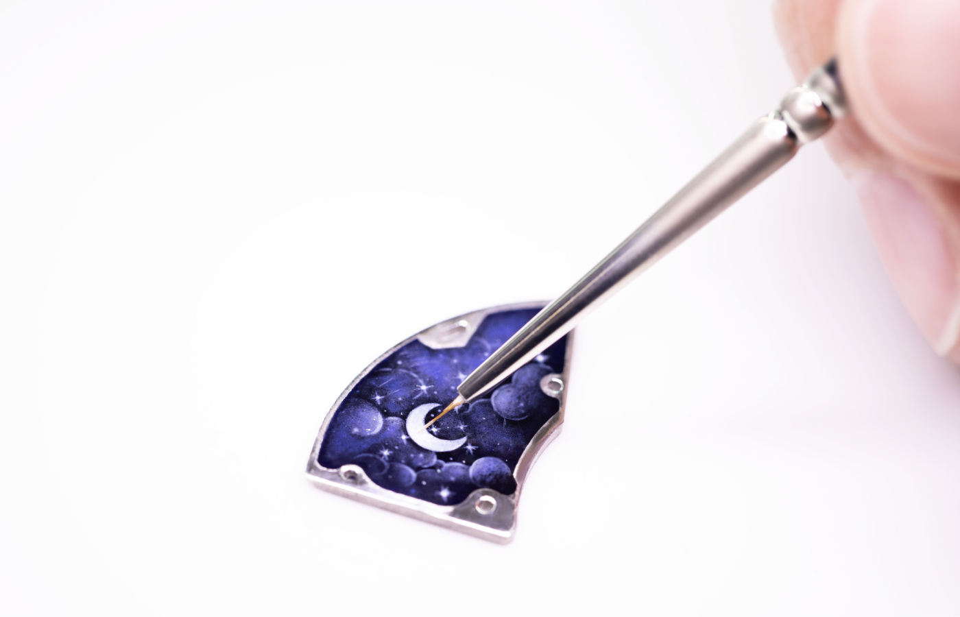 The Van Cleef & Arpels Lady Arpels Nuit Enchantée watch features  plique-à-jour and façonné enamel techniques  