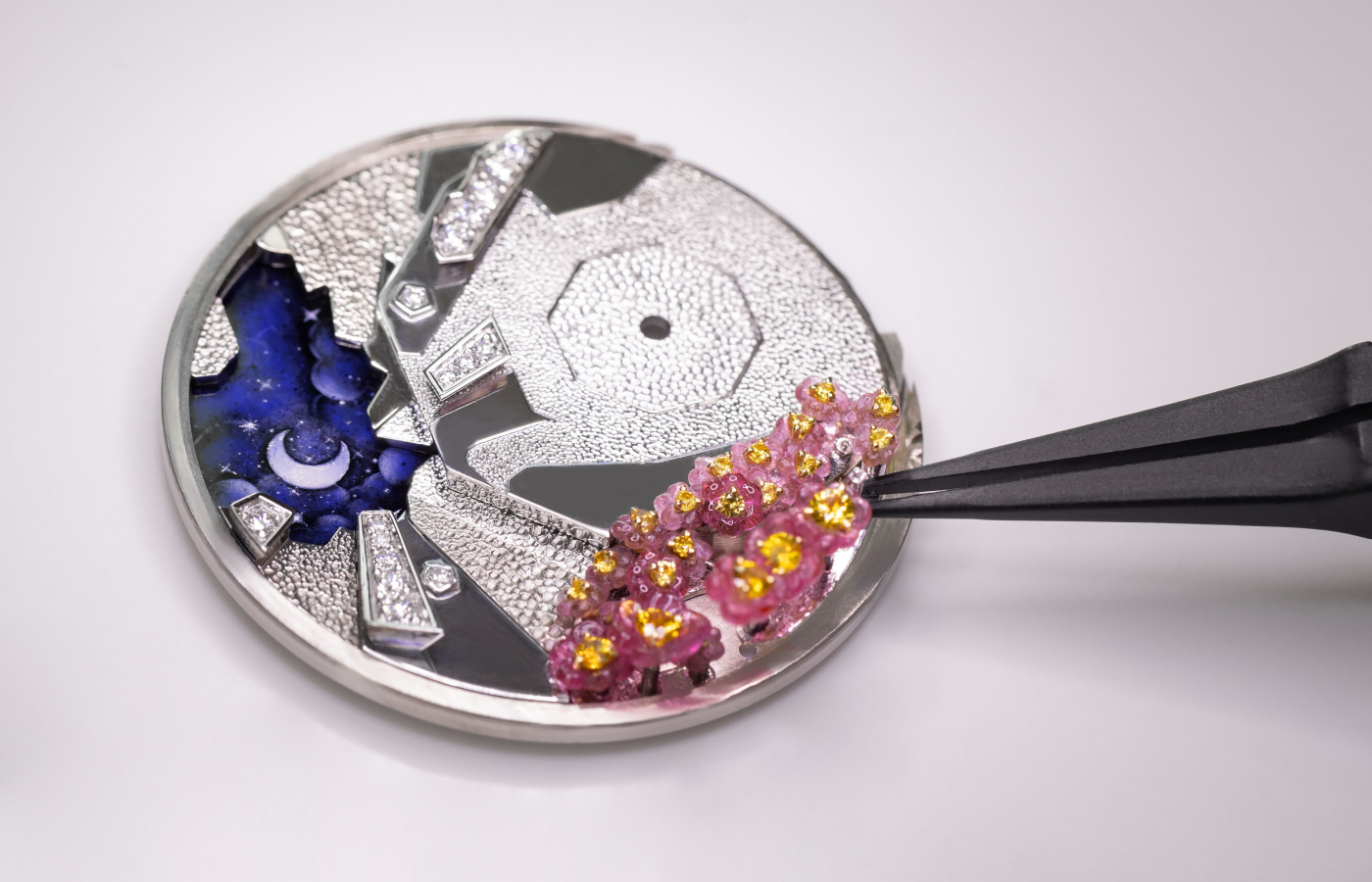  Creating the bed of Façonné enamel and yellow sapphire flowers in the Van Cleef & Arpels Lady Arpels Nuit Enchantée watch  