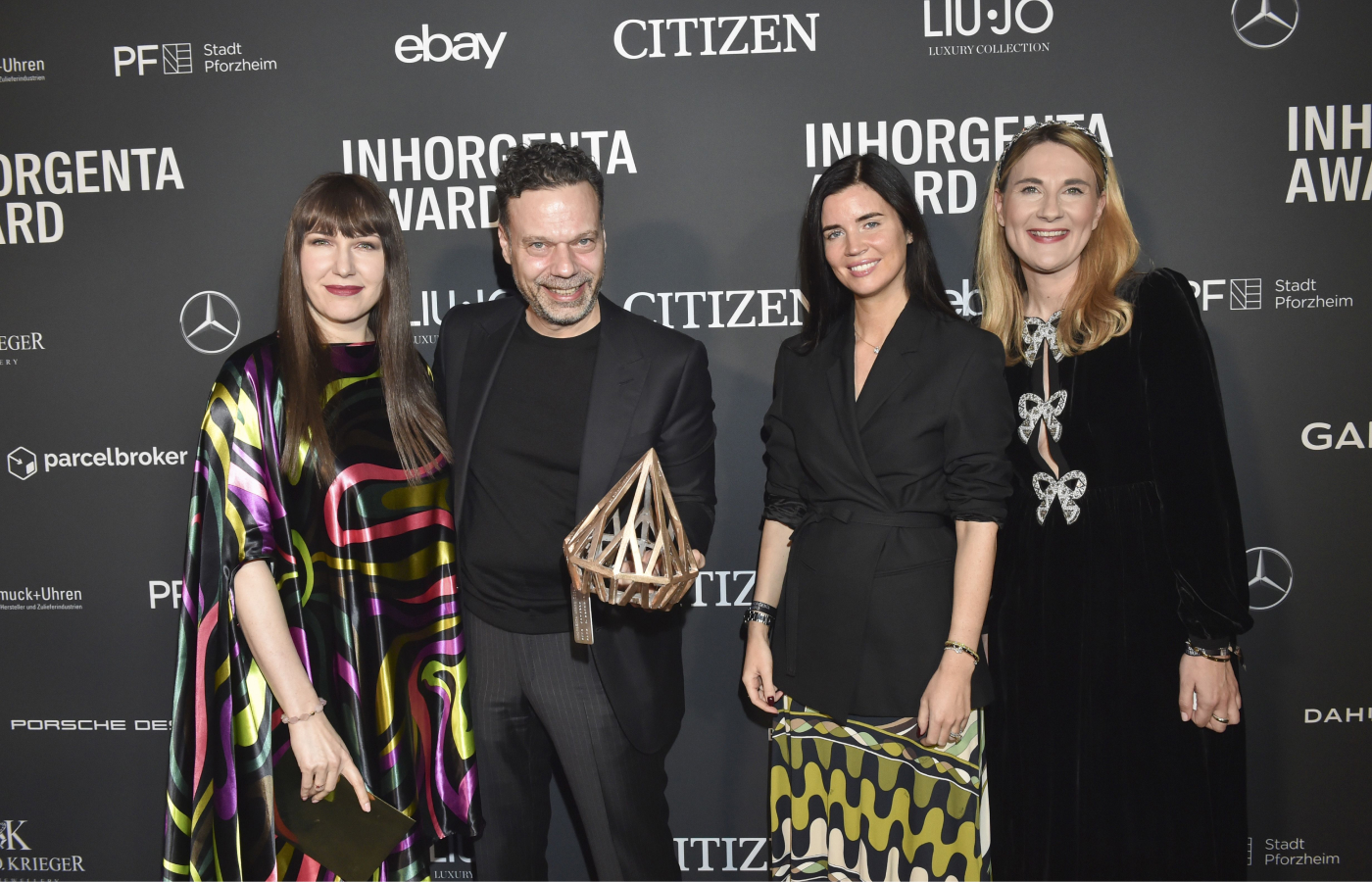  Katerina Perez presents the Inhorgenta Award for Fine Jewellery of the Year to the team from Hans D. Kreiger in February 2024