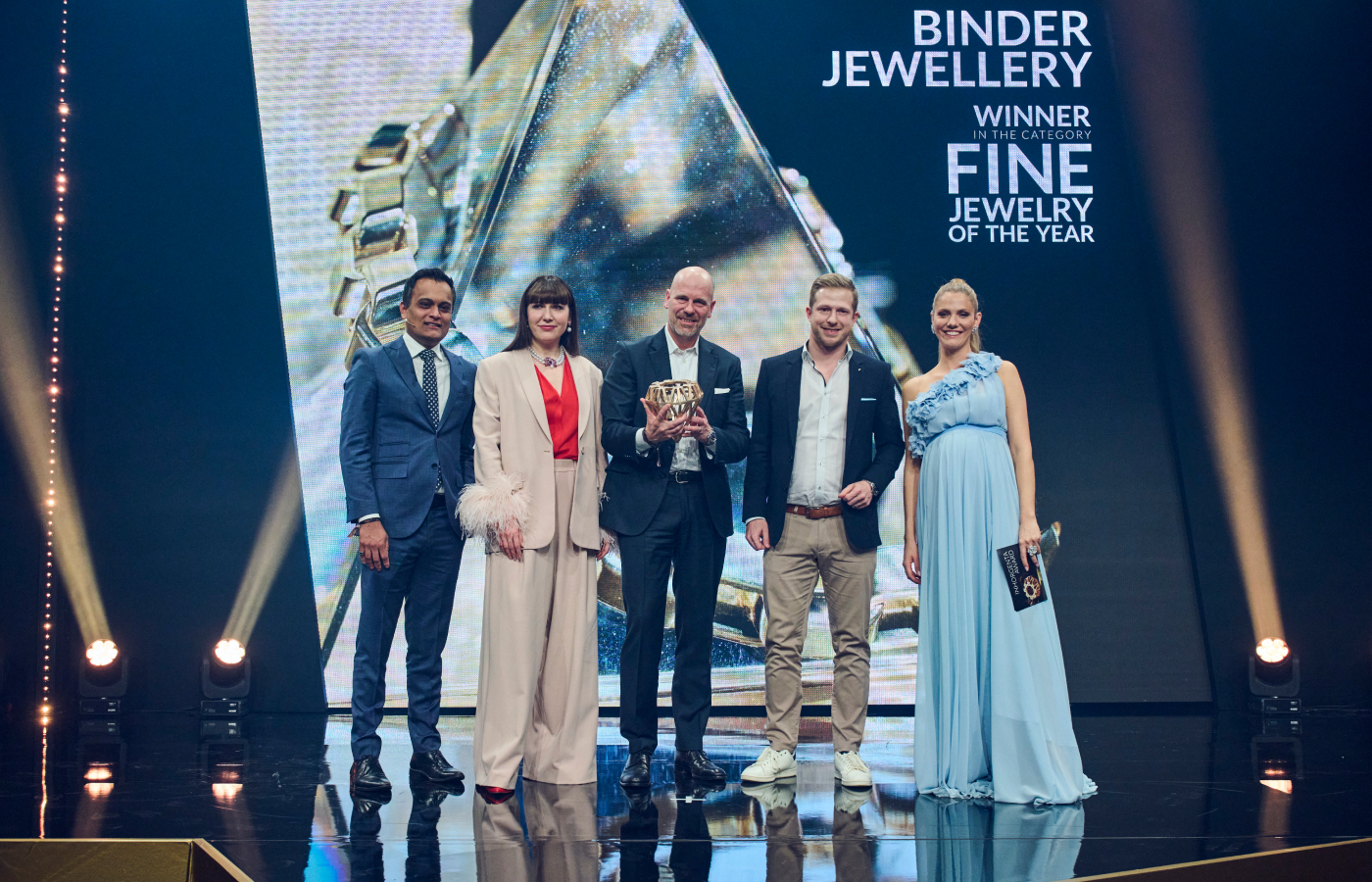  Katerina Perez presenting the Inhorgenta Award for Fine Jewellery of the Year 2023 to the team from Binder Jewellery