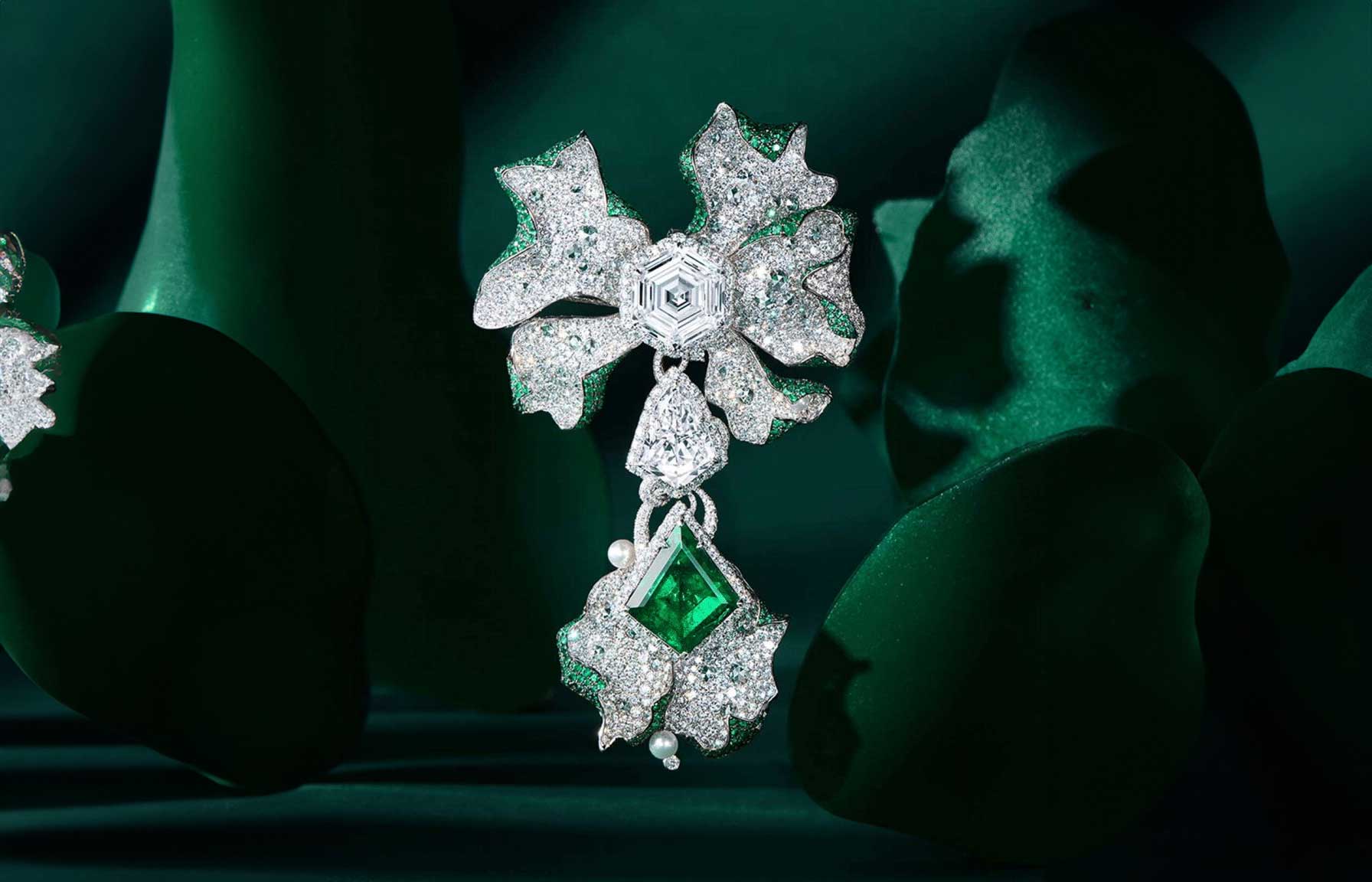  HEHE High Jewelry Lumière Harmony brooch with a 10.88 carat hexagonal diamond, a 5.11 carat shield-shaped diamond and a 12.28 carat shield-shaped Colombian emerald