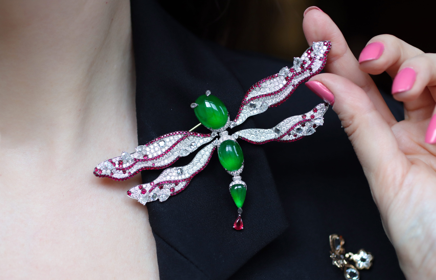  A closer look at the HEHE High Jewelry Dragonfly’s Realm brooch with three green jadeite cabochons, rubies and diamonds from the West Lake Jadeite High Jewellery collection 