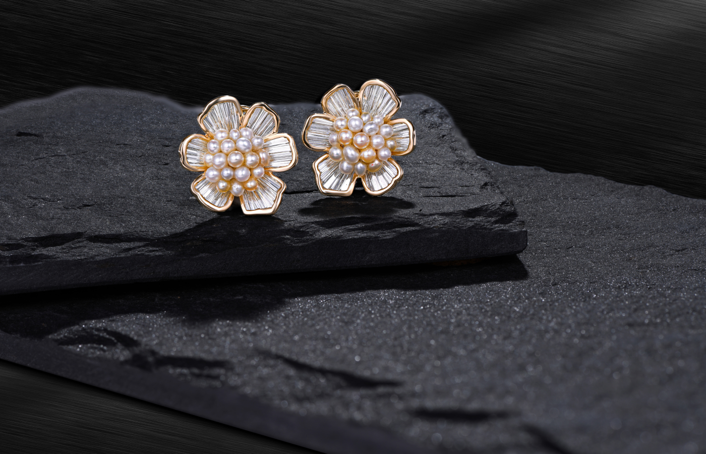  Moksh Jewellery Nuur Tops earrings in gold, Keshi pearl and diamond