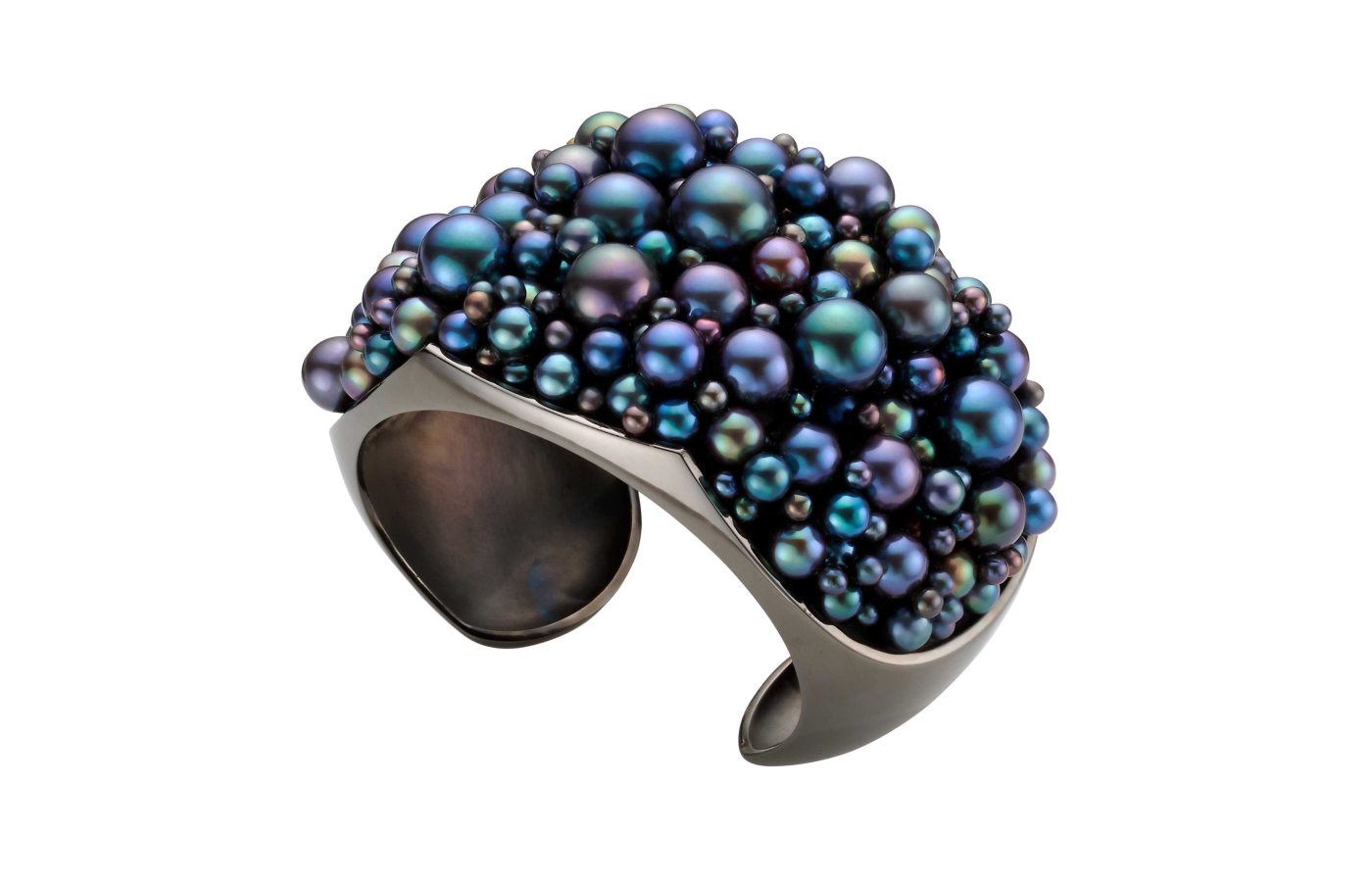  Melanie Georgacopoulos Ebullition bangle in ruthenium plated sterling silver and peacock freshwater pearl