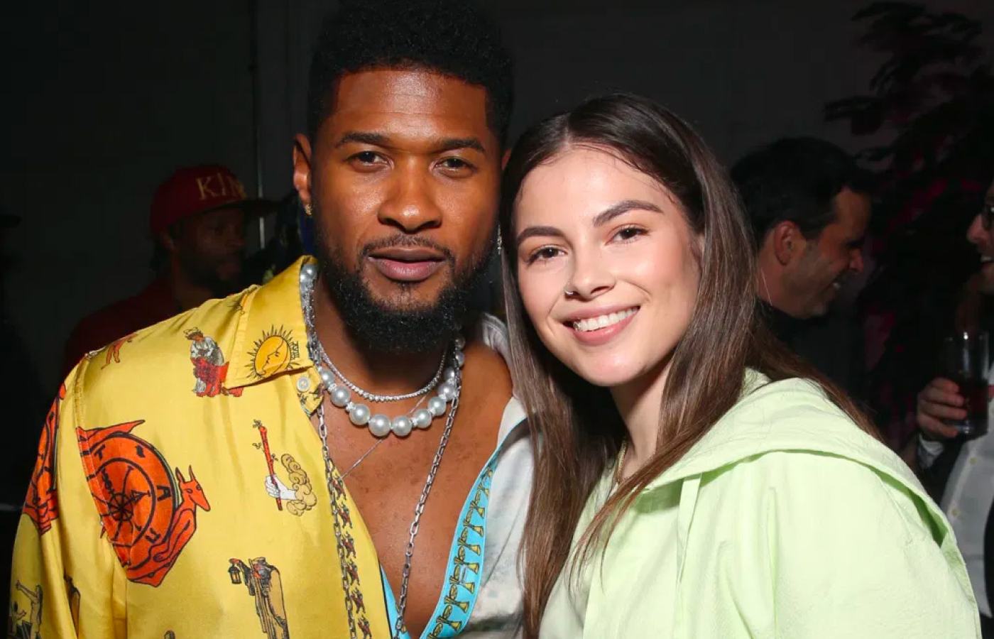  Singer Usher wearing a pearl necklace