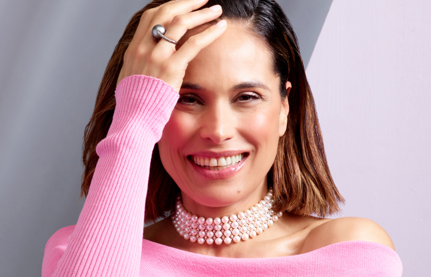 Model wearing Utopia Jewels Chocker necklace in white gold and freshwater pearl