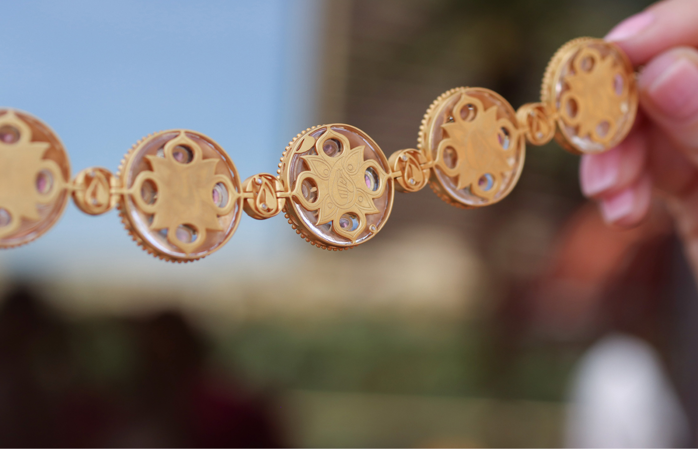  The engraved details on the reverse of the COOMI Trinetra bracelet with 7.22 carats of diamonds, 88.04 carats of rock crystal, 3.2 carats of pink tourmaline and tanzanite, set in 20k yellow gold  
