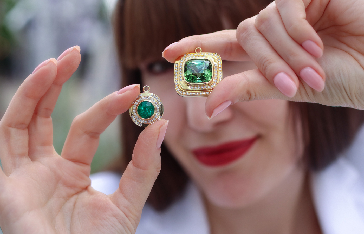  Katerina Perez presents two detachable Maze pendants by Florence Carr, including a 4.2 carat emerald and a blue-green tourmaline of 24.47 carats, both with diamonds in 18k yellow gold 