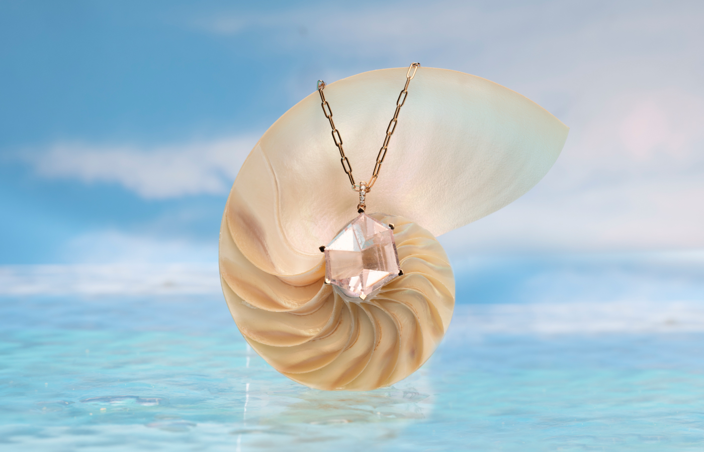  Lisa Nik necklace with an asymmetrical mirror-cut morganite of 36.45 carats and diamonds, suspended from a Golden Dreams paperclip chain, both crafted in 18k rose gold 