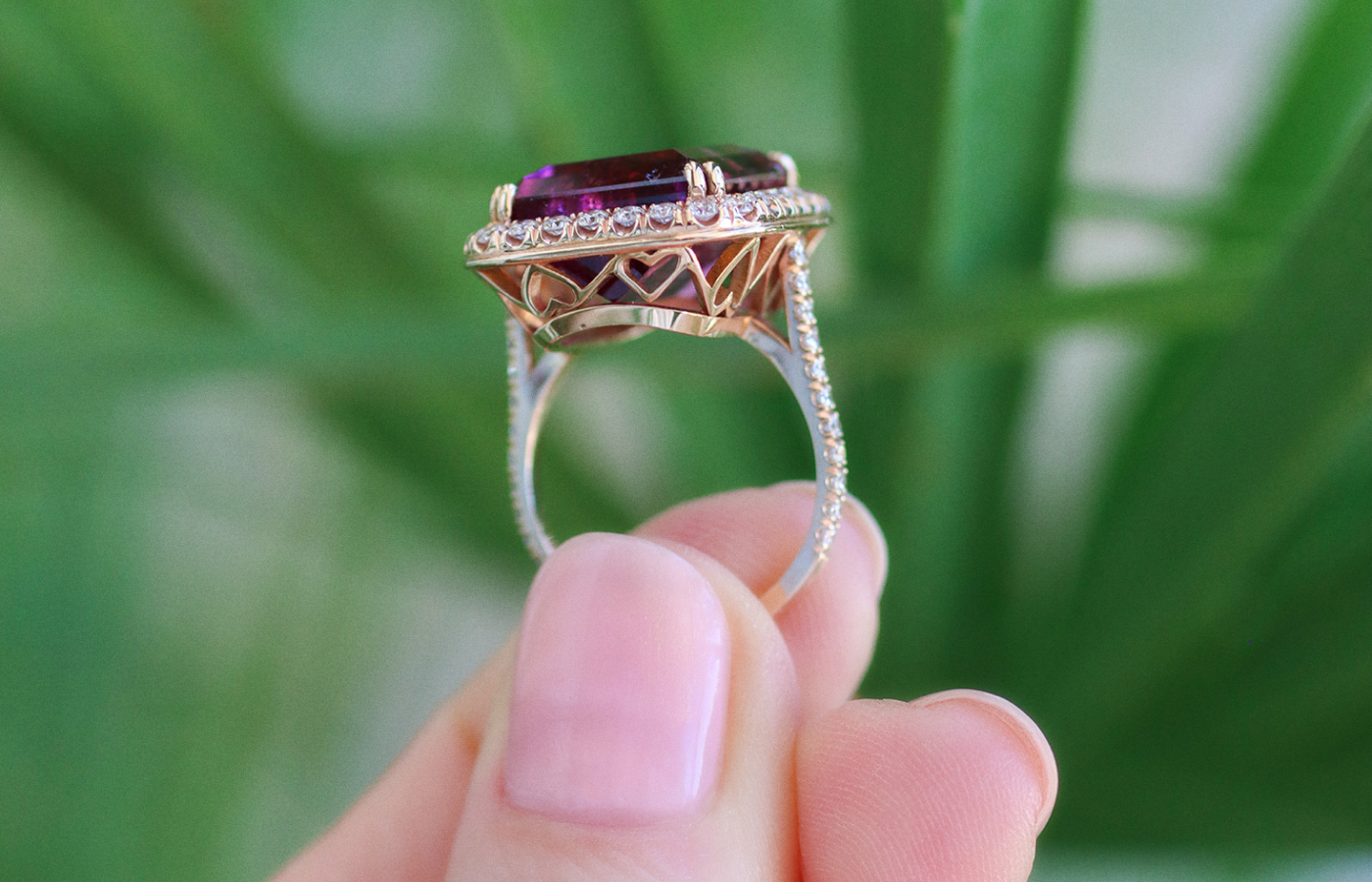  Side view of a Lisa Nik ring from the Colors collection with a 10.20 carat bi-colour pink-purple tourmaline and 0.72 carats of diamonds, set in 18k rose gold