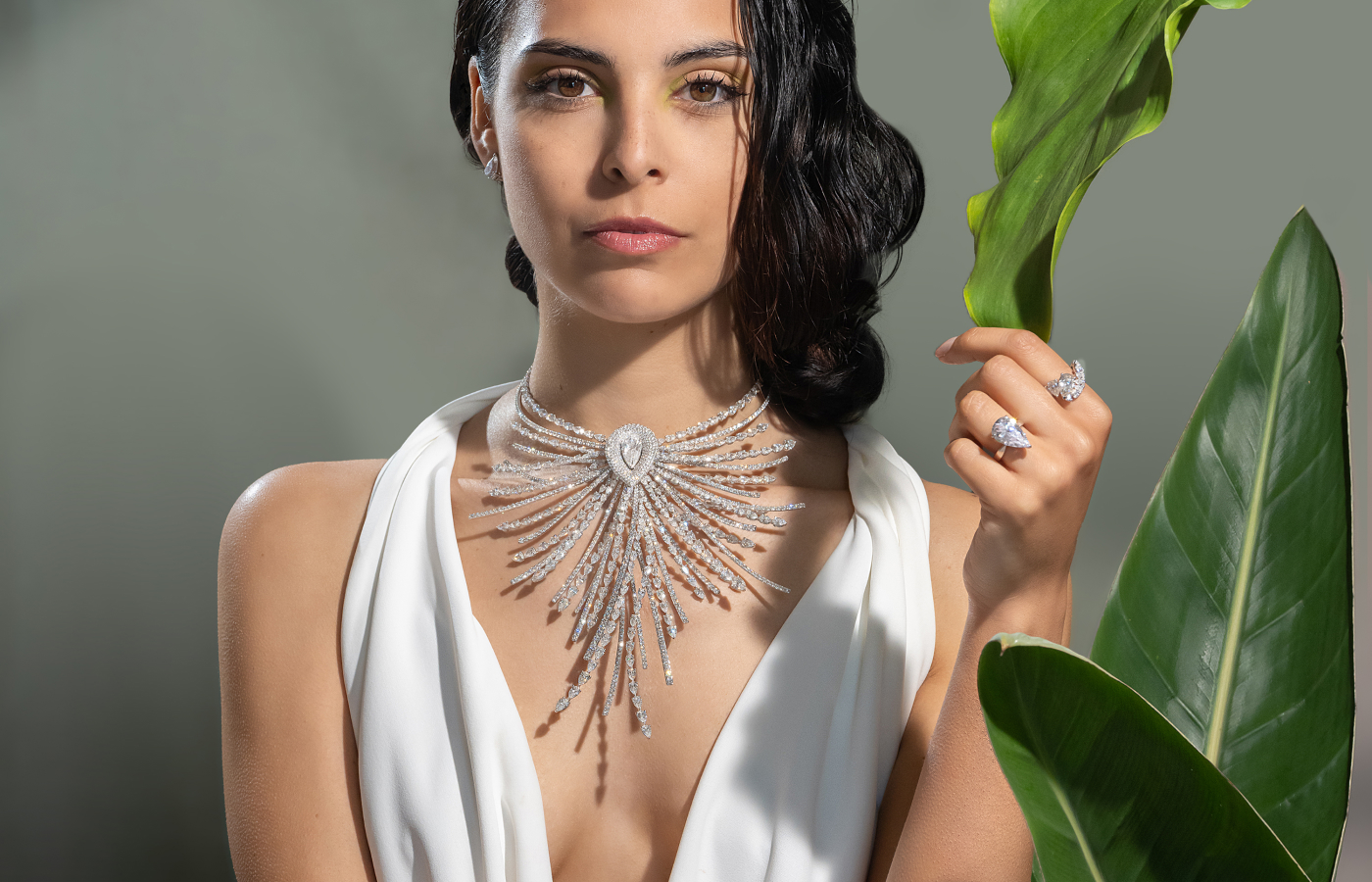 A model wears the Gismondi 1754 La Fenice necklace with more than 100 carats of diamonds, which won the 2024 Couture Design Award in the ‘Diamonds Above $40,000’ category