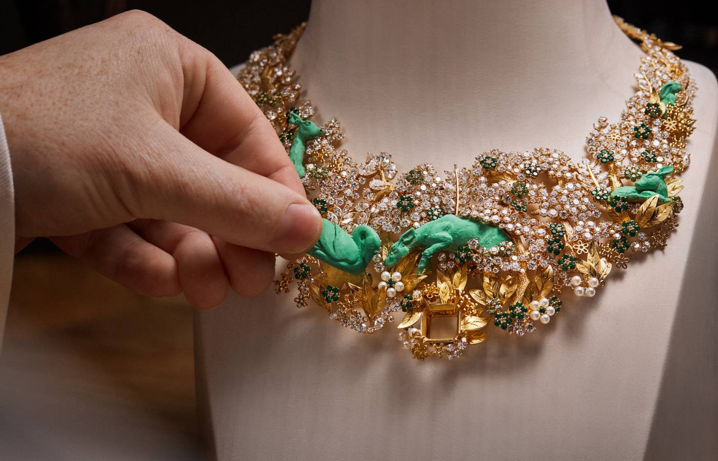  Adding carved three-dimensional animals, including an elegant swan, to the Diorama Foret Enchantée necklace from the Diorama & Diorigami High Jewellery collection