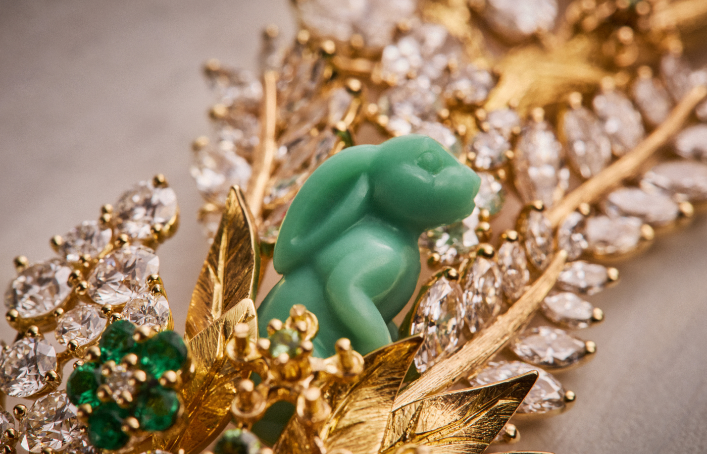  A carved three-dimensional chrysoprase rabbit in surrounded by diamonds, emeralds and tsavorites in engraved 18k yellow gold in the Diorama Foret Enchantée necklace, part of the Diorama & Diorigami High Jewellery collection