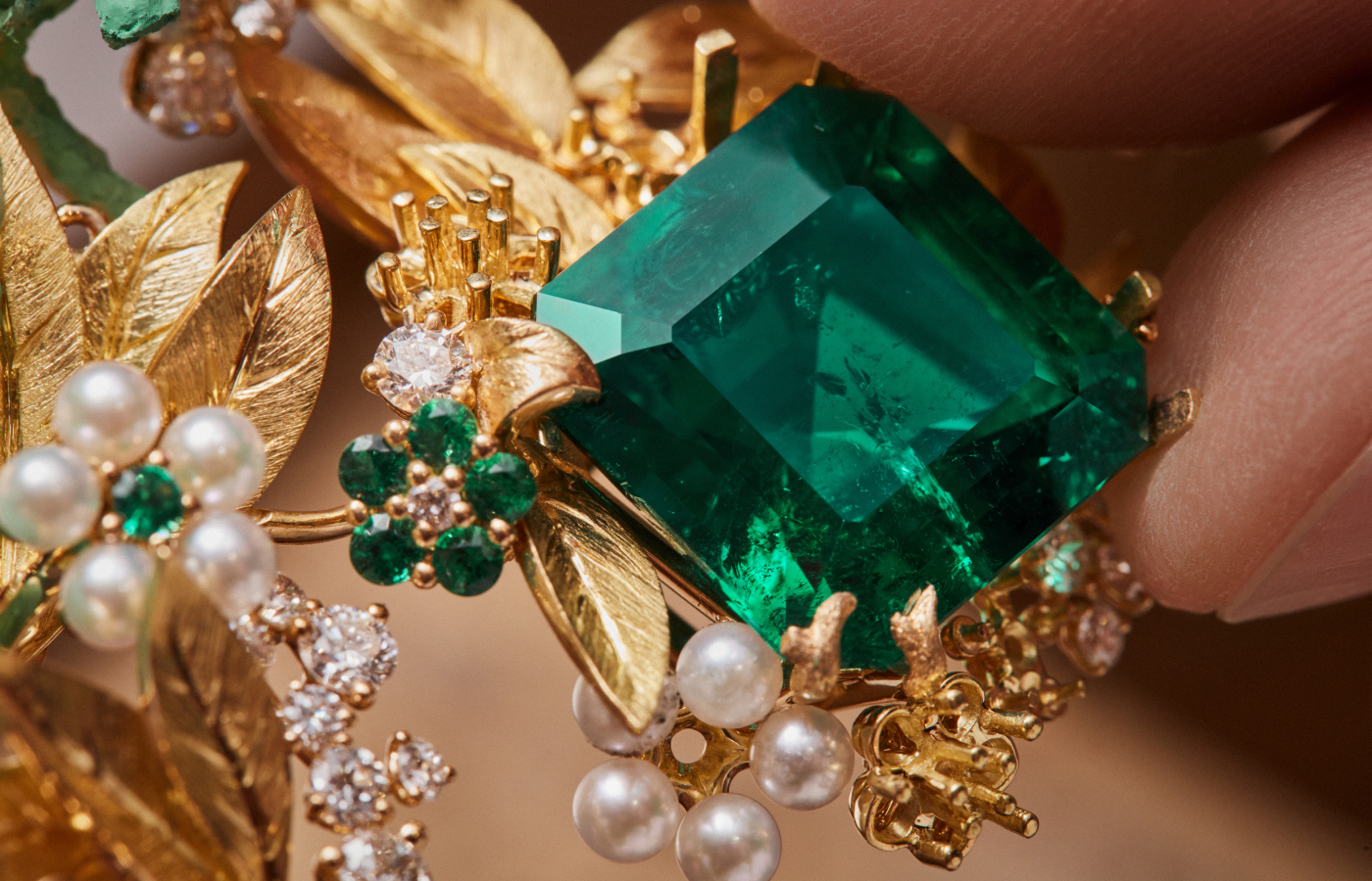  The Diorama Foret Enchantée necklace in the new Diorama & Diorigami High Jewellery collection is set with a 16.16 carat emerald hailing from Colombia