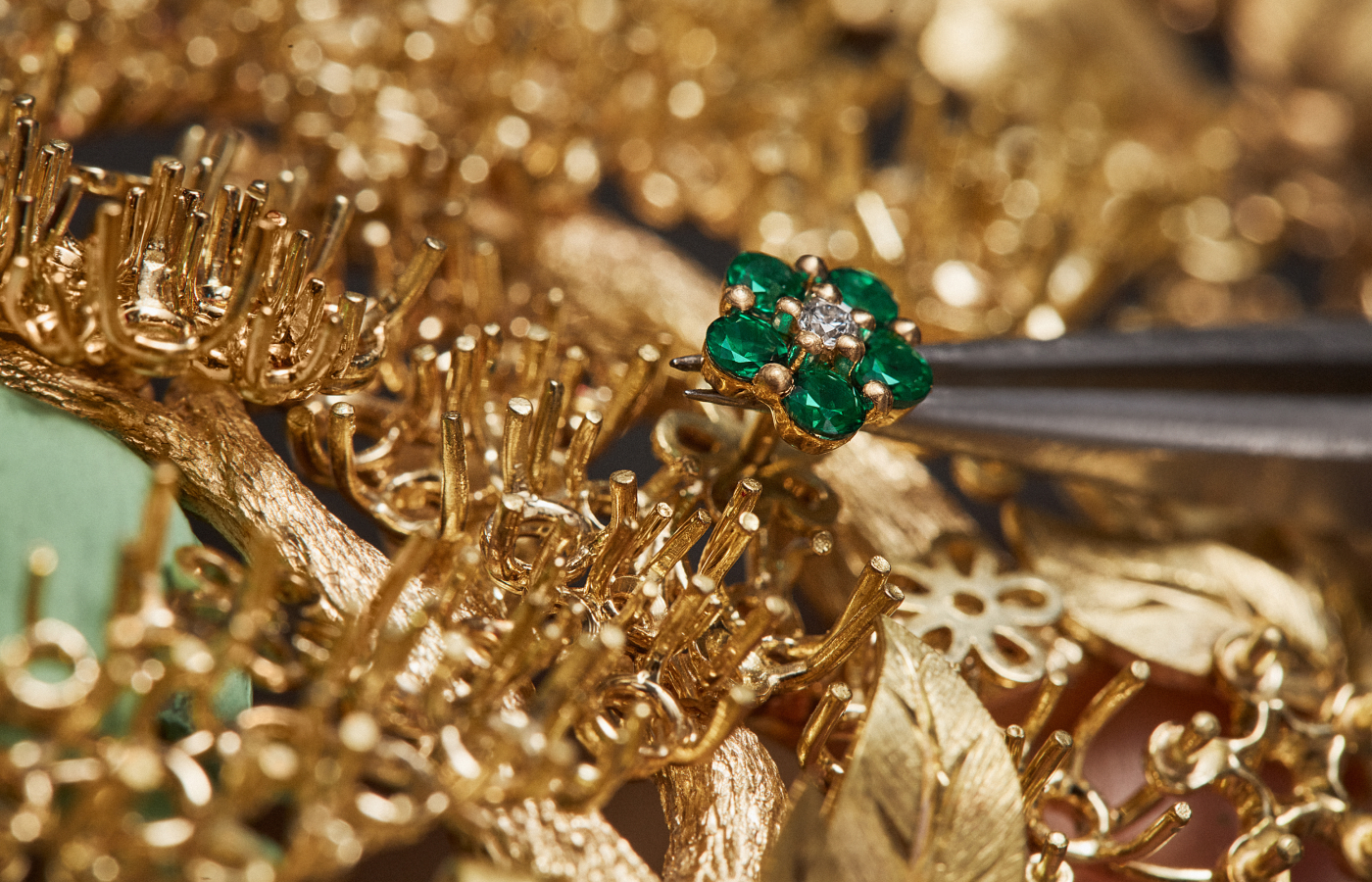  The Diorama Foret Enchantée necklace in the new Diorama & Diorigami High Jewellery collection is set with emeralds, tsavorite garnets, diamonds and pearls all in 18k yellow gold 