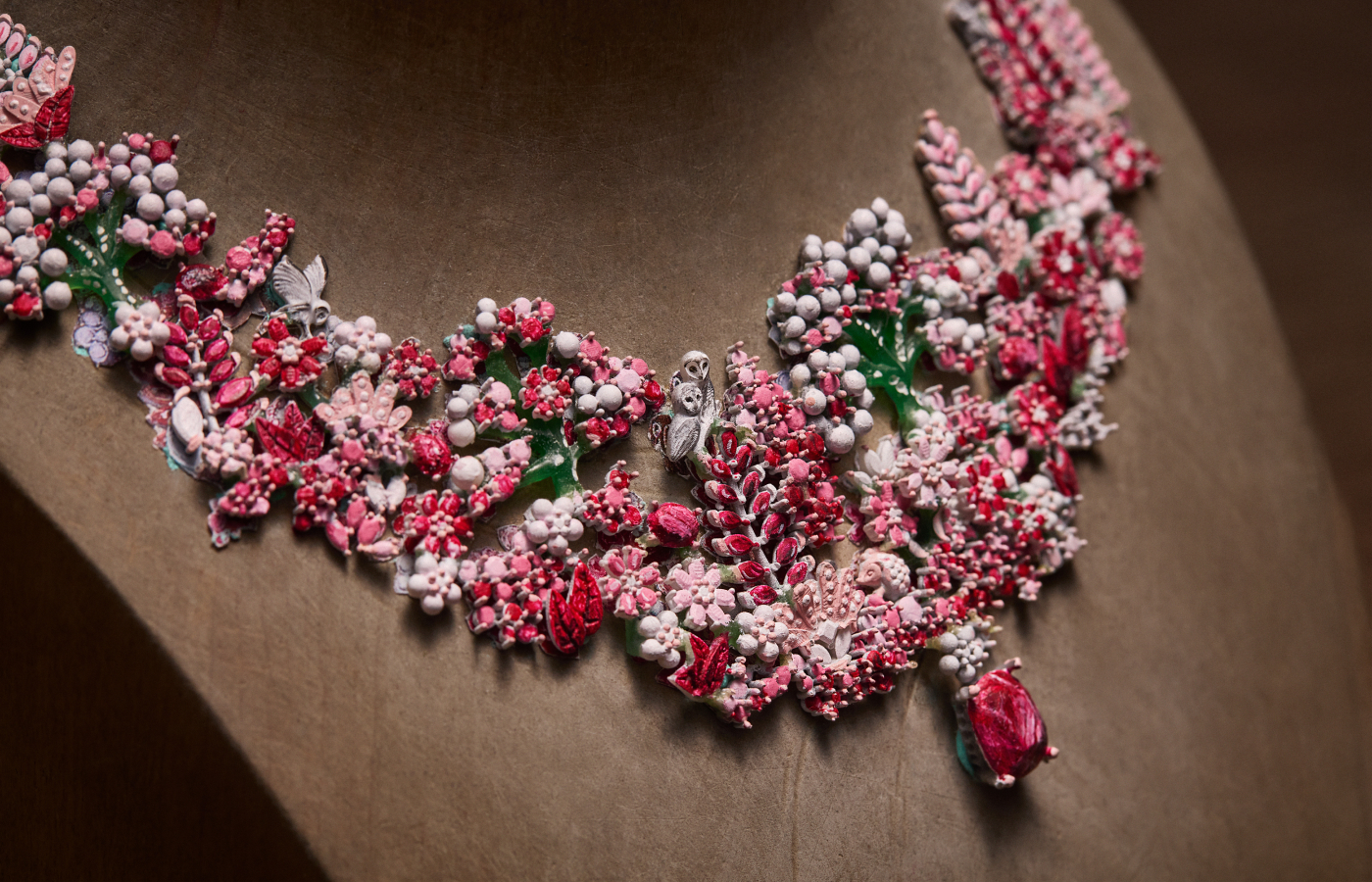 Dior Joaillerie necklace with a 7.02 carat Mozambique ruby, oval-cut rubies, marquise-cut pink sapphires, cultured pearls, diamonds and lacquer in pink gold, part of the Diorama & Diorigami High Jewellery collection