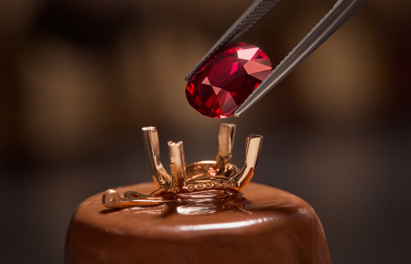  A closer look at a 7.02 carat Mozambique ruby that features in a Dior Joaillerie necklace from the Diorama & Diorigami High Jewellery collection