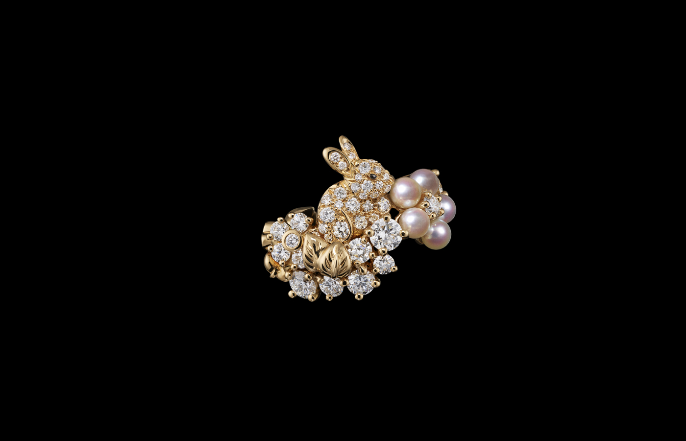  Dior Joaillerie ear cuff with diamonds and pearls in yellow gold, from the Diorama & Diorigami High Jewellery collection