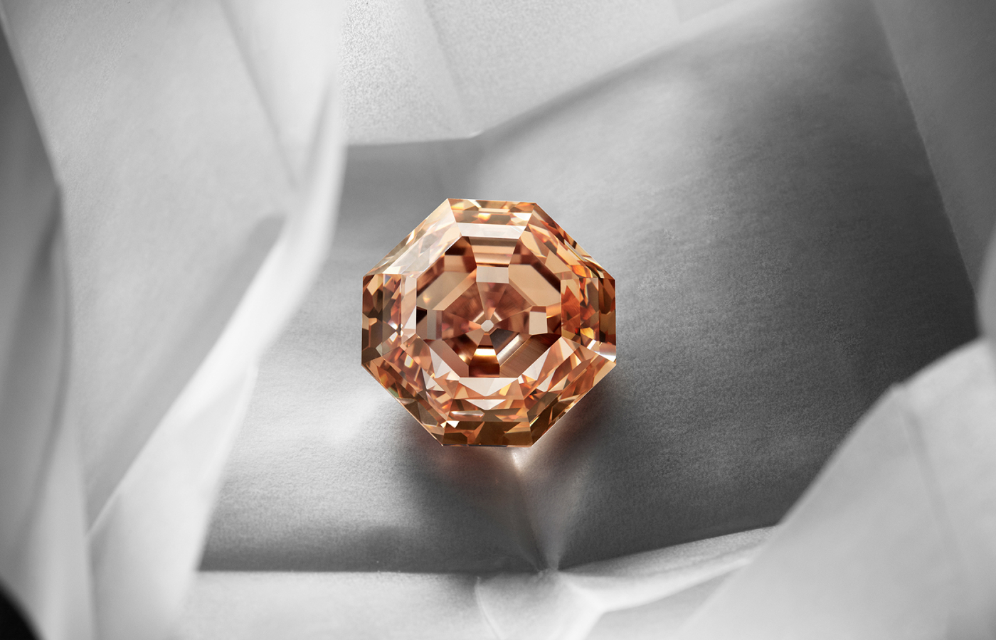  The 56.23 - carat fancy deep orangy-pink square emerald-cut diamond set at the heart of the Louis Vuitton Cœur De Paris necklace from the Awakened Hands, Awakened Minds collection is one of the rarest gems in the history of the Maison