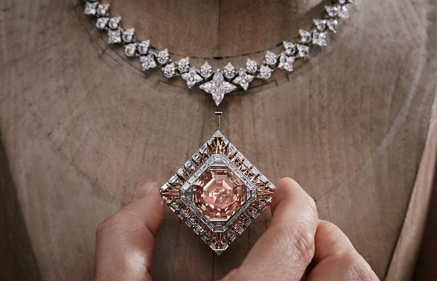  Making of the Louis Vuitton Cœur De Paris necklace with one 56.23 - carat fancy deep orangy-pink square emerald-cut diamond, one LV Monogram Star cut diamonds of 5.73 - carats, twenty-four LV Monogram Star cut diamonds for 15.90 - carats and diamonds in platinum and pink gold from the Awakened Hands, Awakened Minds collection