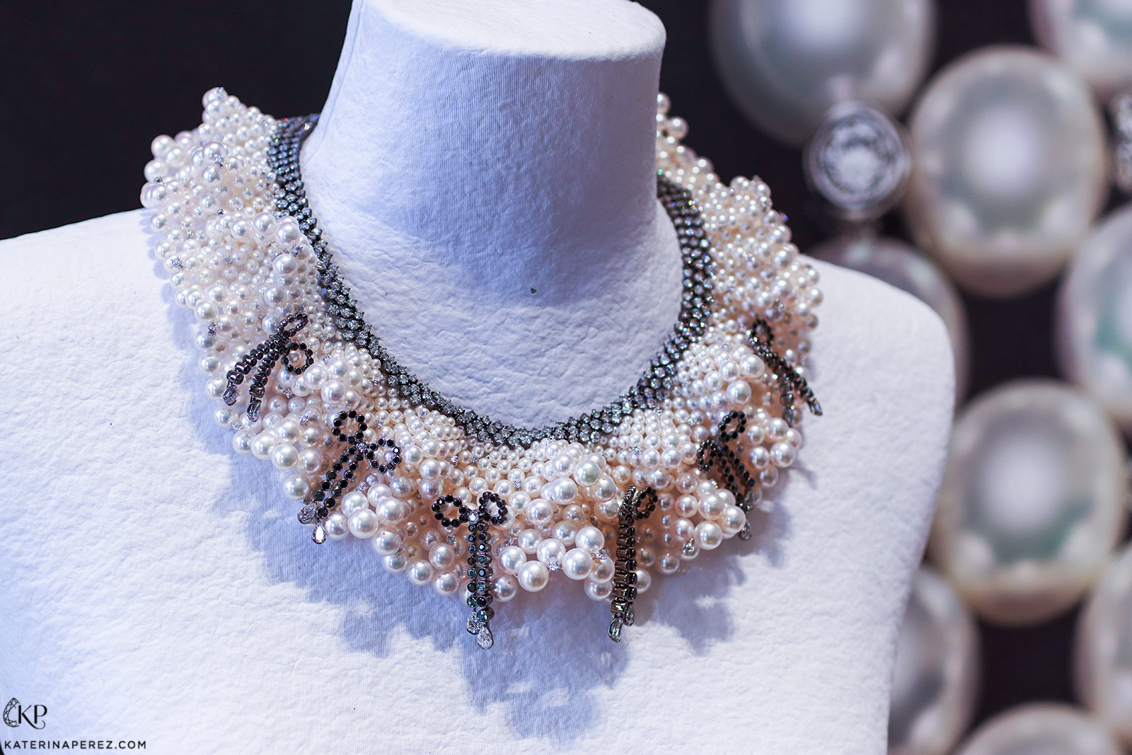  This Mikimoto necklace from ‘The Bows’ High Jewellery collection features pearls designed to simulate a pure white cloth, with small ribbons added to the hems as accents 
