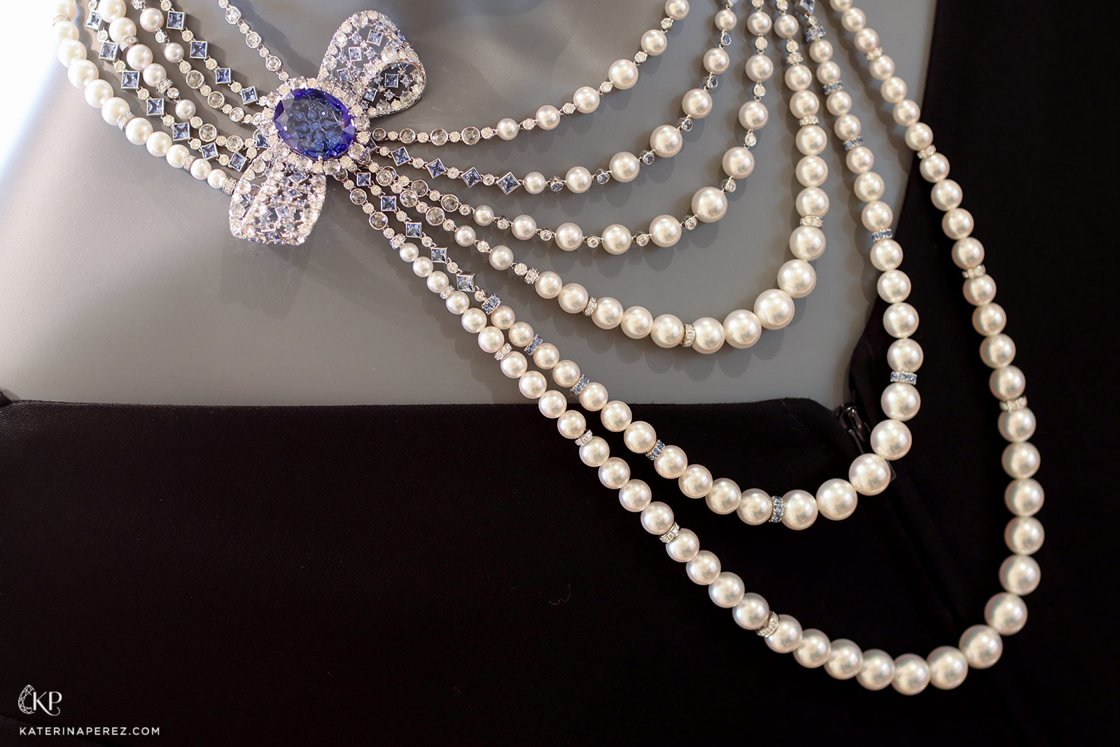  In this Mikimoto necklace from ‘The Bows’ High Jewellery collection, sapphires and diamonds are scattered among the pearl strands, bound together by an impressive set of tanzanite ribbons