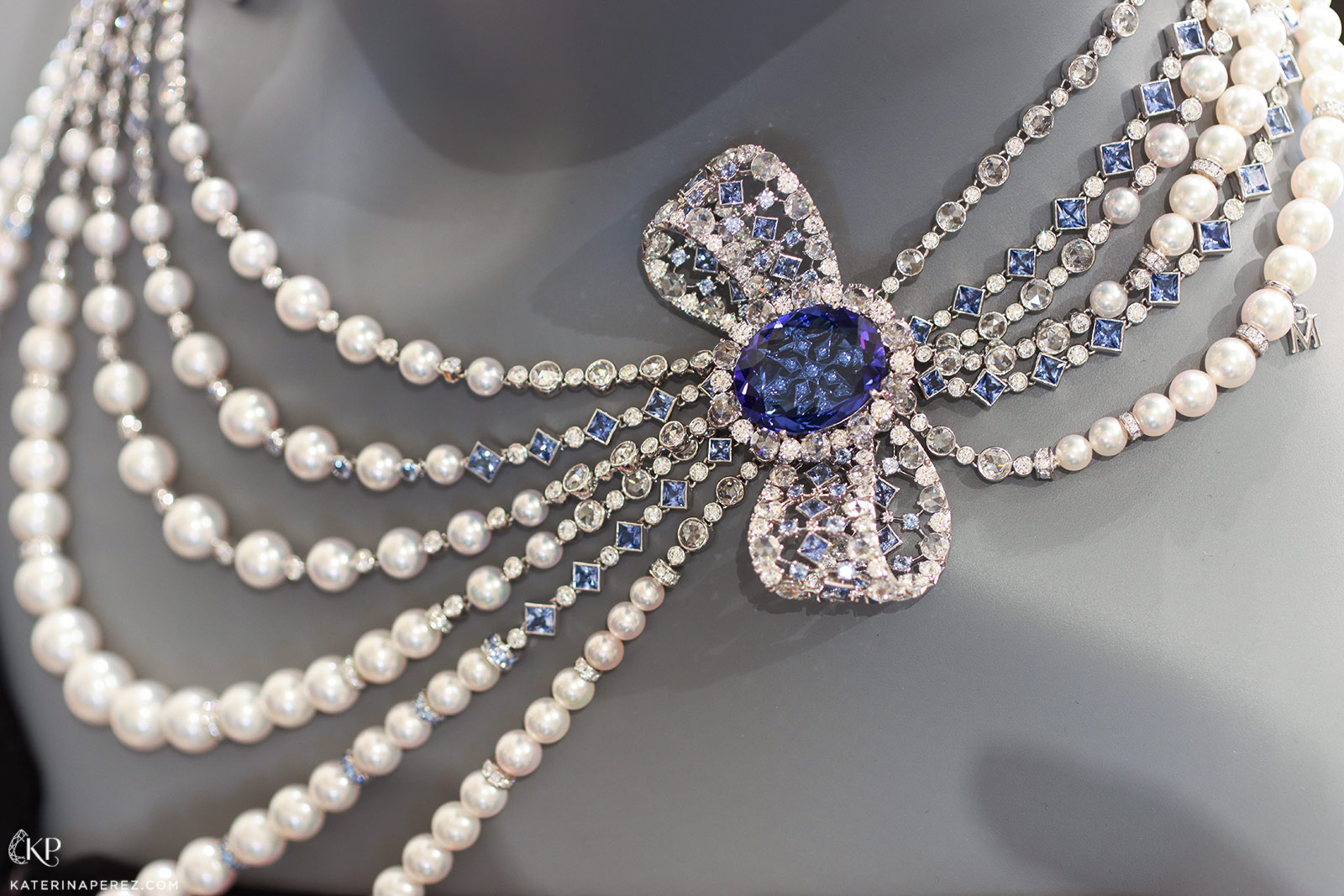  This Mikimoto necklace from ‘The Bows’ High Jewellery collection contains two large portrait-cut tanzanites totalling 33.19 carats