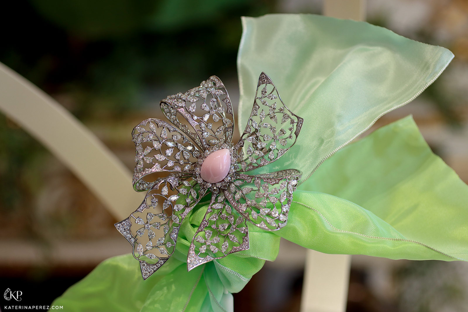  This Mikimoto brooch from ‘The Bows’ High Jewellery collection features a very light-toned milky colour conch pearl 