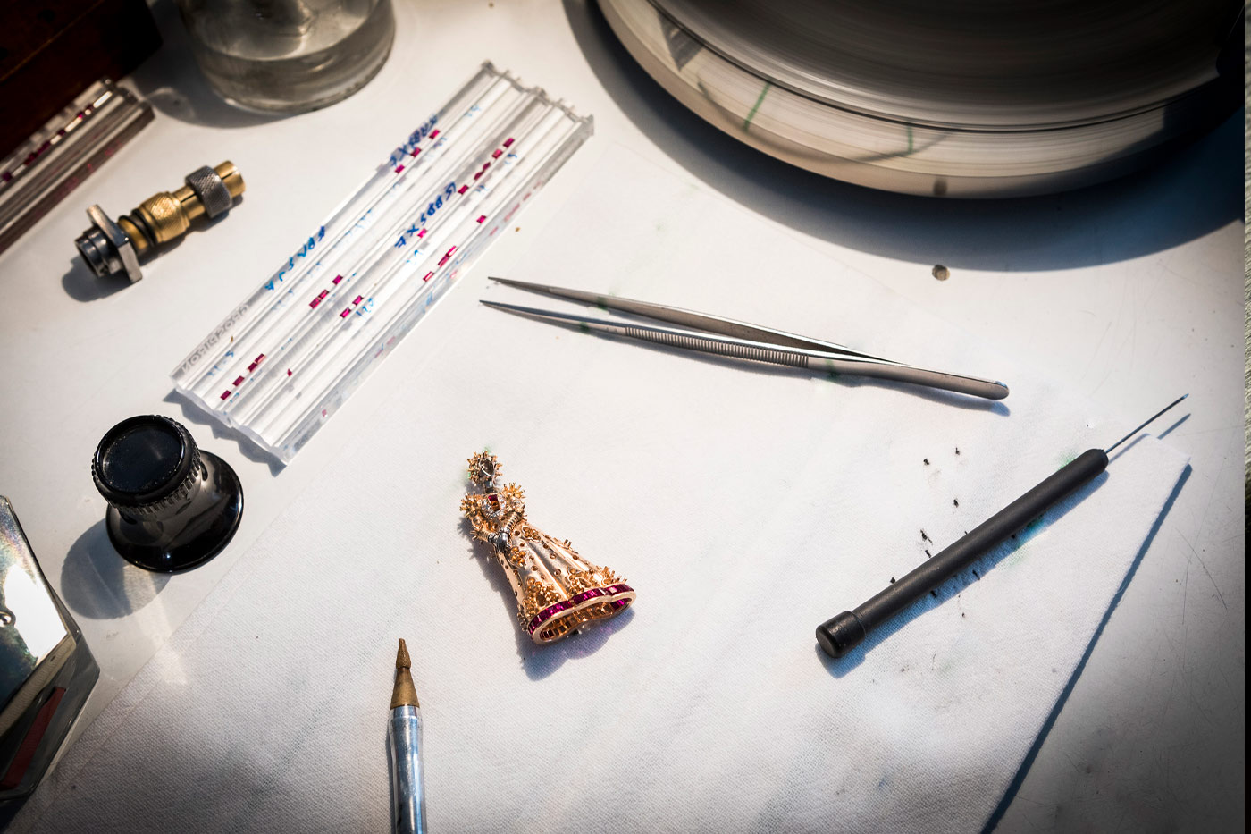  Making of the Van Cleef & Arpels Romeo & Juliet clips with black lacquer, rubies, coloured sapphires, spessartite garnets, Lapis Lazuli, white and yellow diamonds in gold, white gold and rose gold