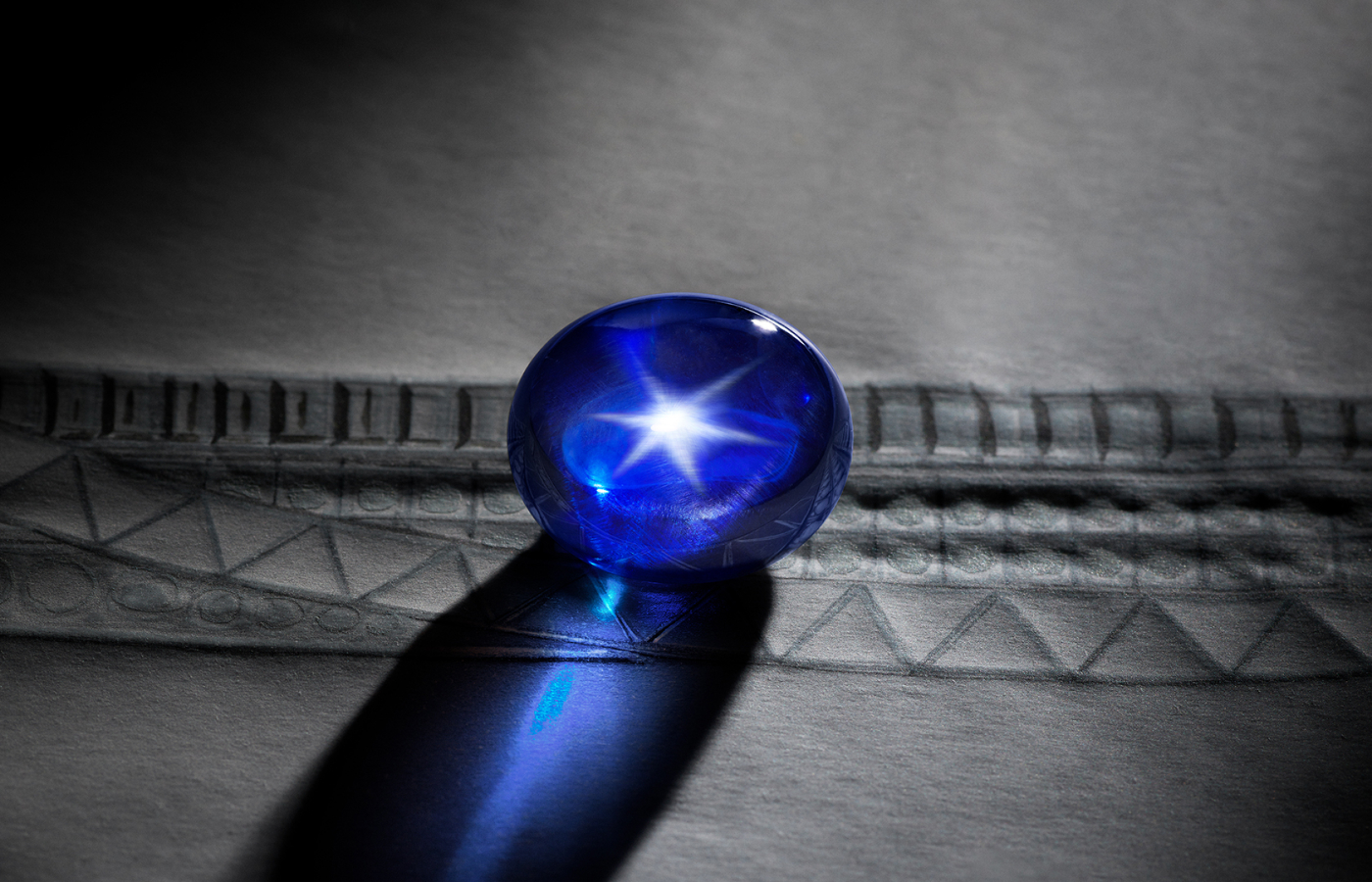  The 27.20 - carat double cabochon cut sapphire set in the Louis Vuitton Gravité necklace from the Awakened Hands, awakened Minds collection 