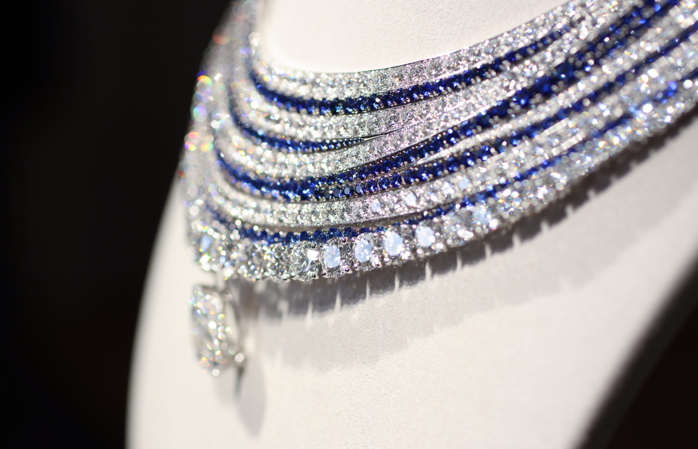  Another angle of the Chaumet Harmony necklace from the En Scène collection with diamonds and sapphires in 18k white gold