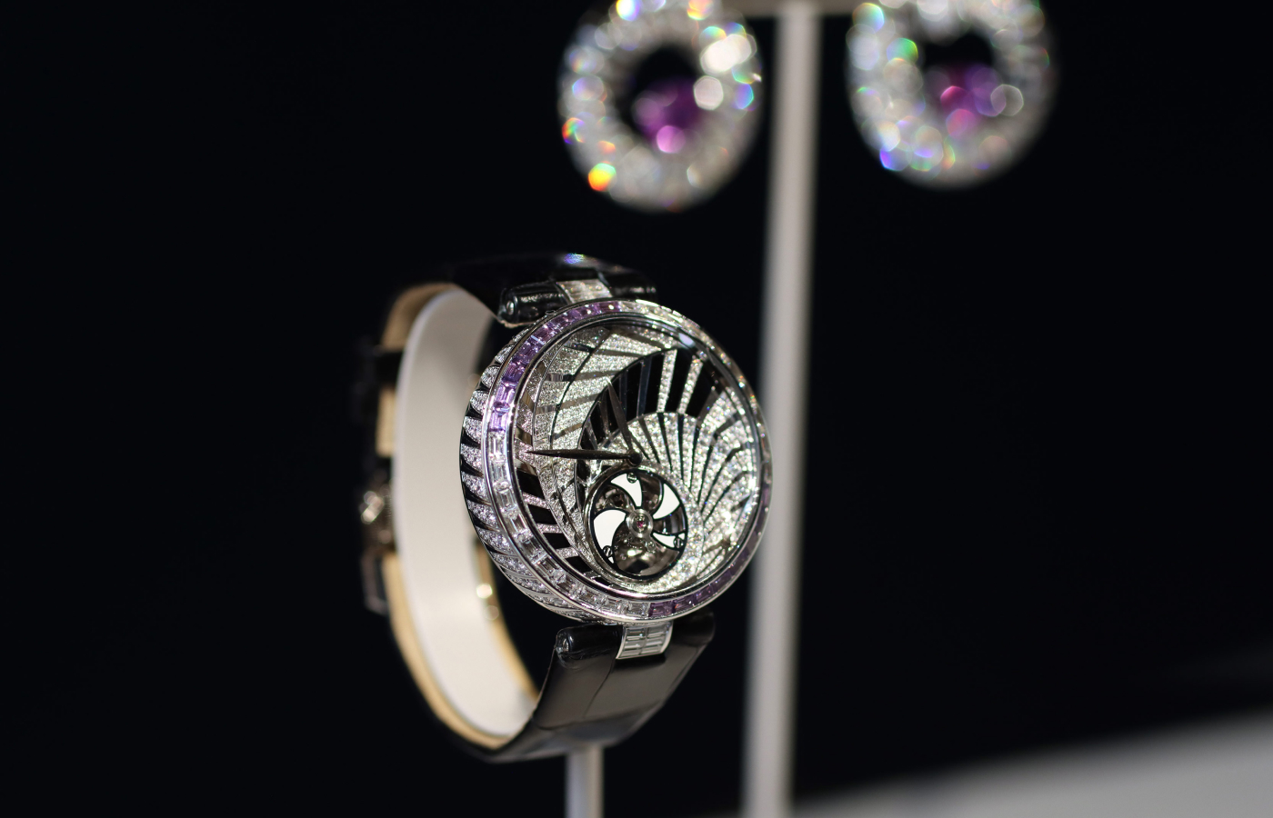  Chaumet Swing watch from the En Scène collection with diamonds, sapphires and onyx, on a black alligator strap