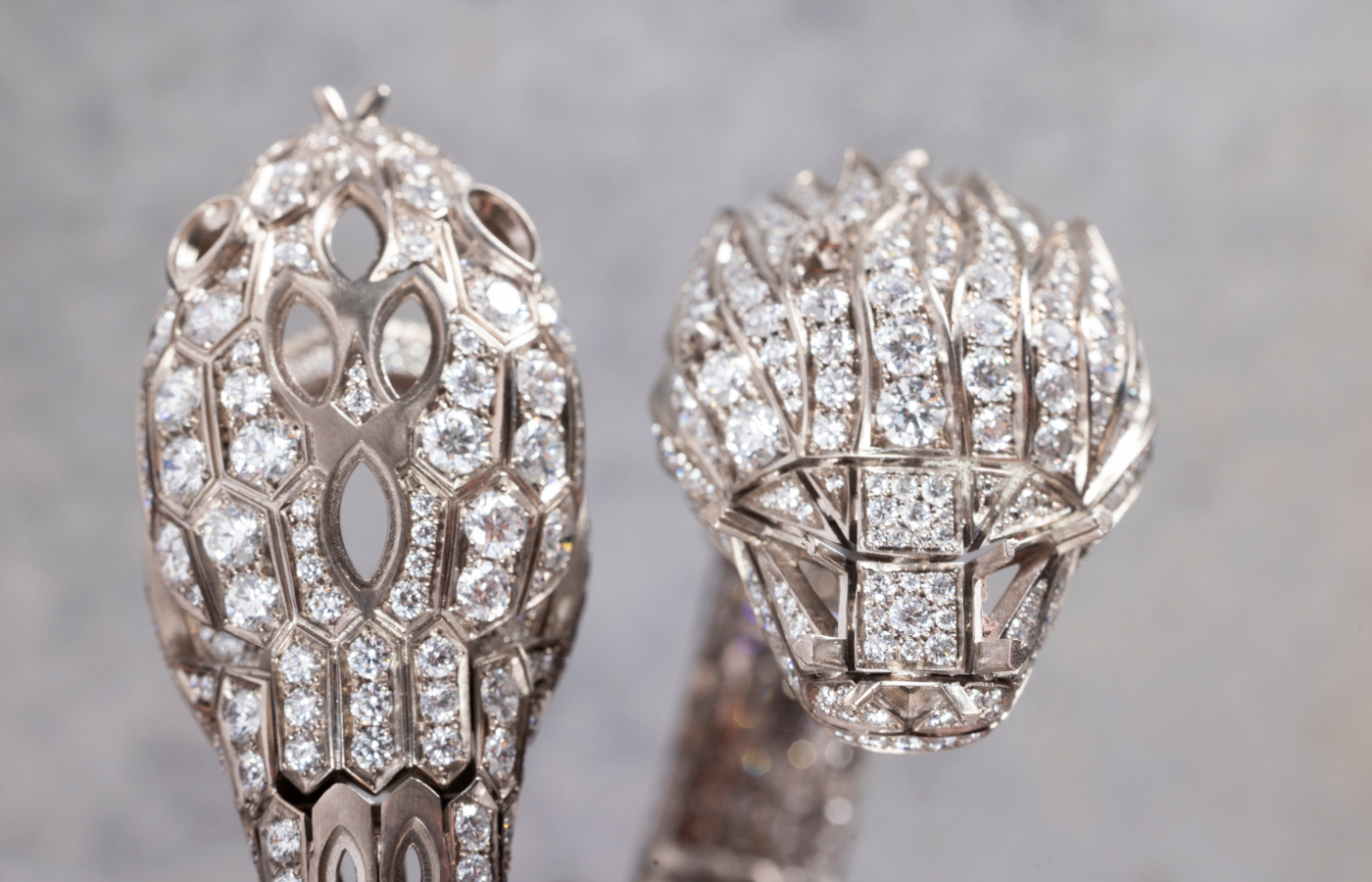  Close-up of the Bvlgari Serpenti Misteriosi Chimera secret watch from the Aeterna collection with emeralds, diamonds and sapphire in 18k white gold 
