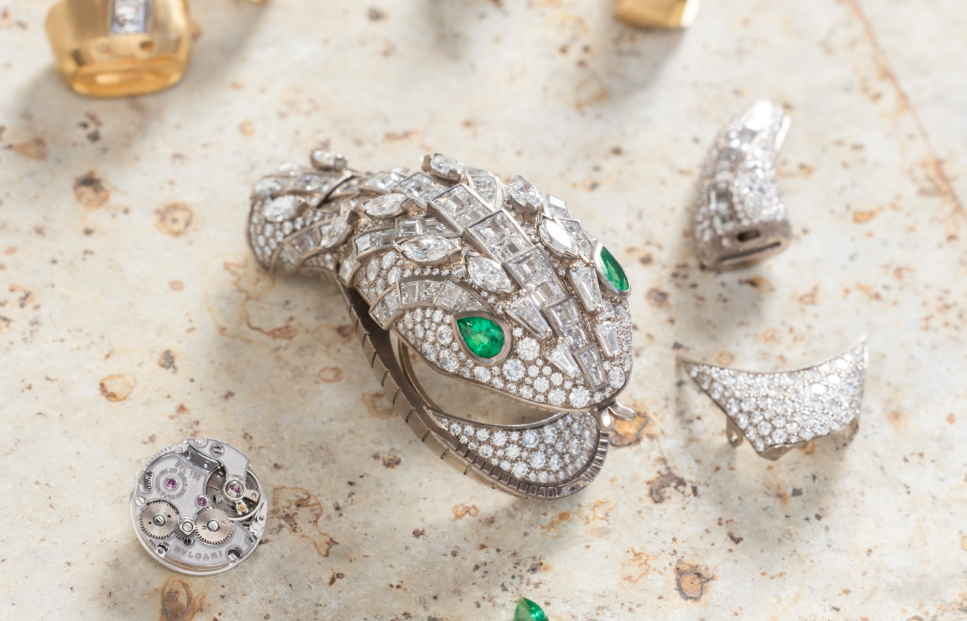  Building the diamond and emerald Serpenti head from the Bvlgari Serpenti Misteriosi Dragone secret watch from the Aeterna collection 
