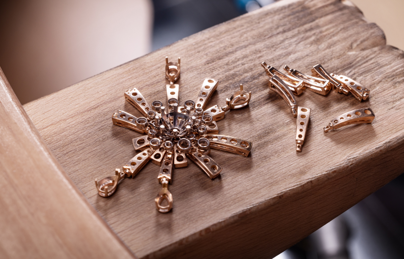  The first step in making the Bvlgari Fuochi d’Artificio secret watch from the Aeterna collection 
