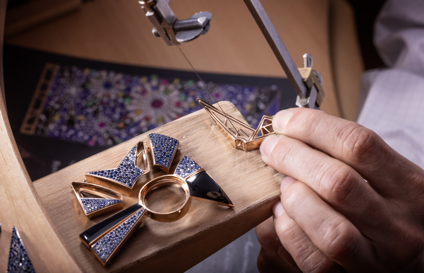  Assembling the frame of the Bvlgari Fuochi d’Artificio secret watch from the Aeterna collection 