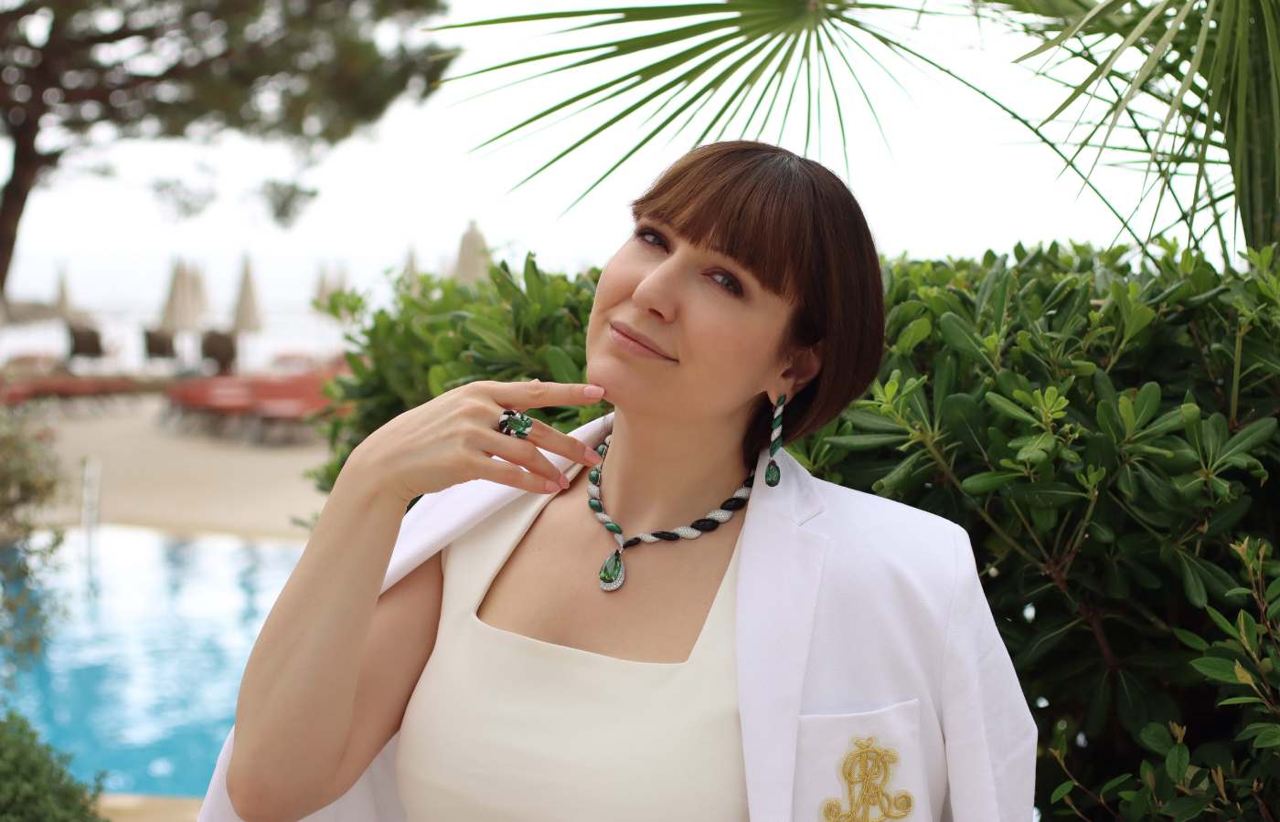 Katerina Perez wears a suite of jewels from the Maison J’OR Twist collection, including a necklace with 13.86 carats of diamonds, 29.57 carats of green tourmaline, malachite and onyx, set in 18k white gold 