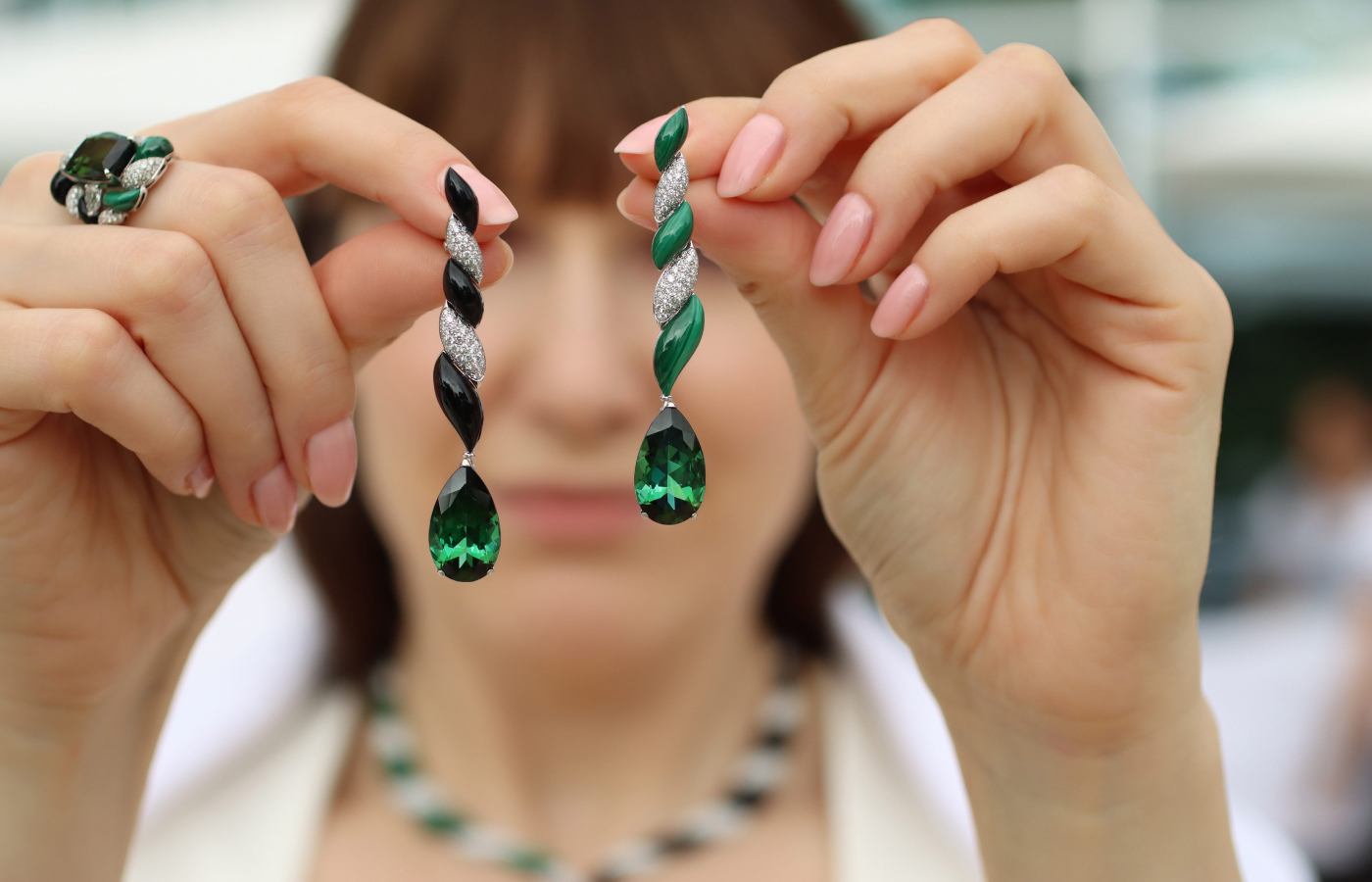  Katerina Perez showcases the asymmetric Maison J’OR Twist earrings with 1.20 carats of diamonds, two pear-shaped green tourmalines of 10.78 and 10.25 carats, malachite and onyx, set in 18k white gold