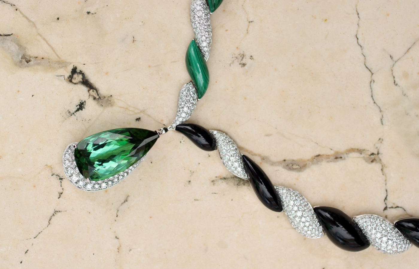  A closer look at the Maison J’OR Twist necklace with 13.86 carats of diamonds, a 29.57 carat pear-shaped green tourmaline, malachite and onyx, set in 18k white gold